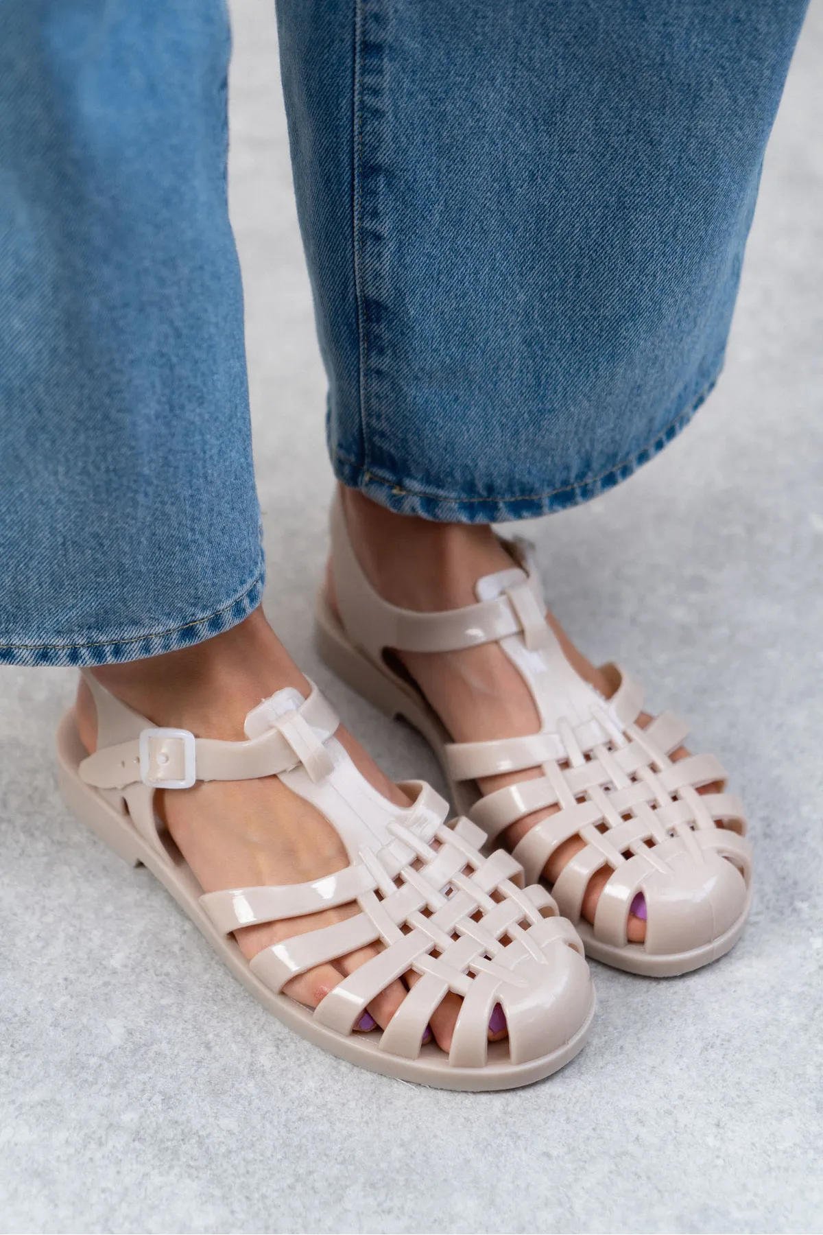 NİŞANTAŞI SHOES  Anderline Cremefarbene, matte Damensandalen mit Gürteldetail