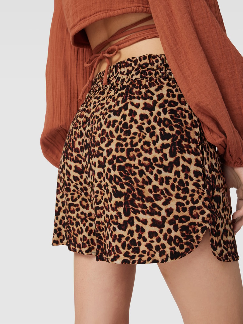 Shorts aus reiner Viskose mit Bindegürtel in schwarz