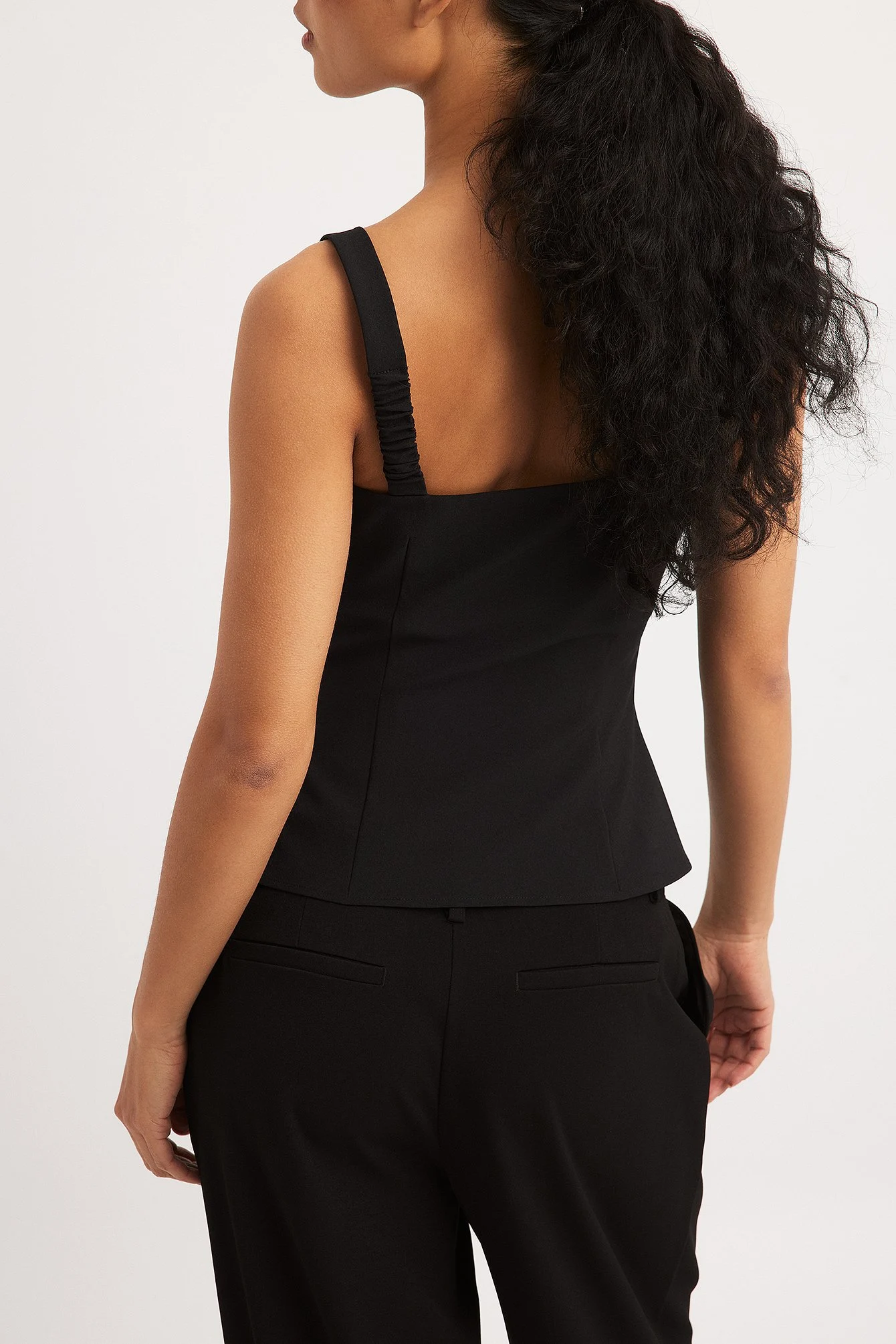 Tailliertes Singlet mit Rüschen