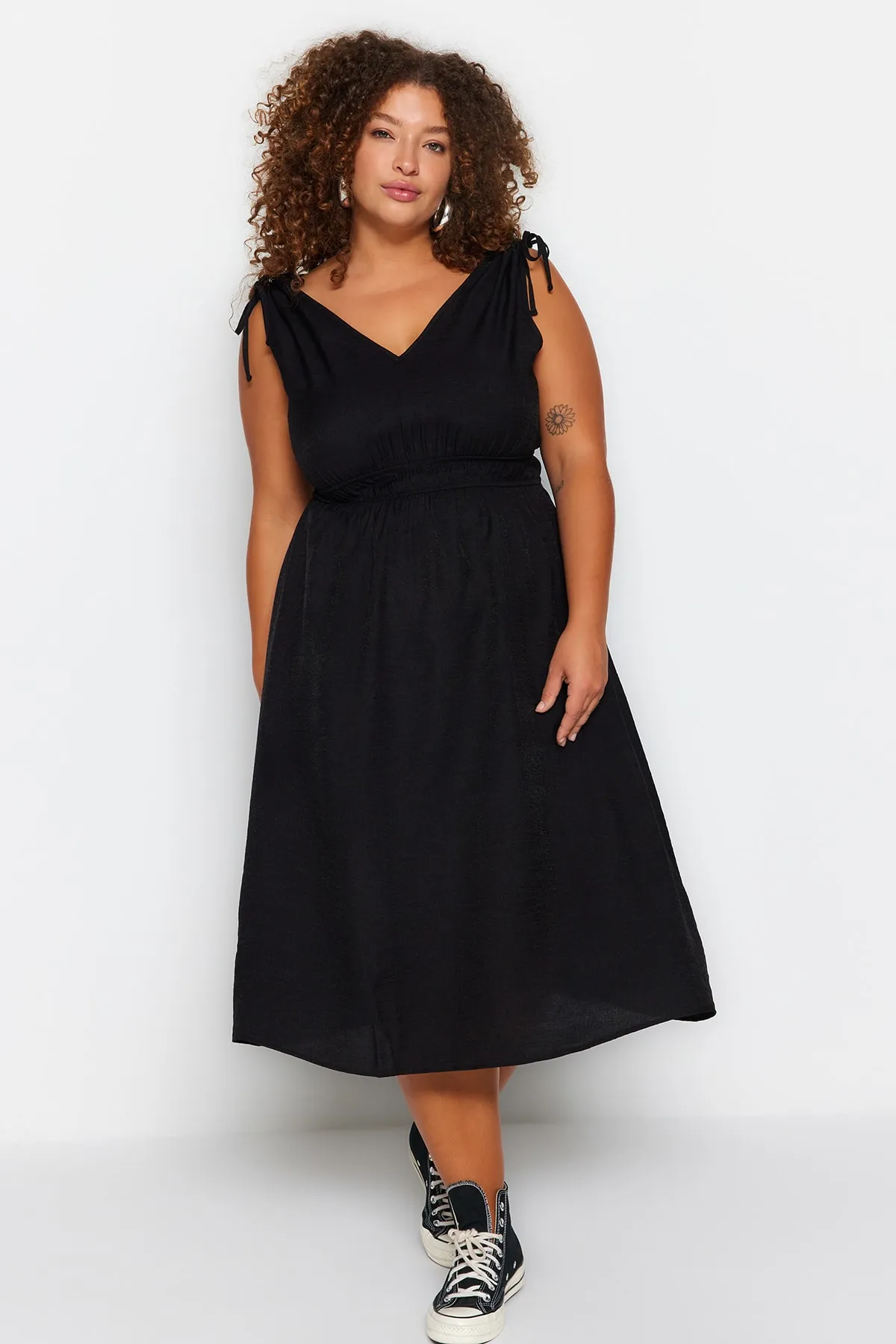 Trendyol Curve  Schwarzes gewebtes Kleid mit elastischer Taille TBBSS23AH00044