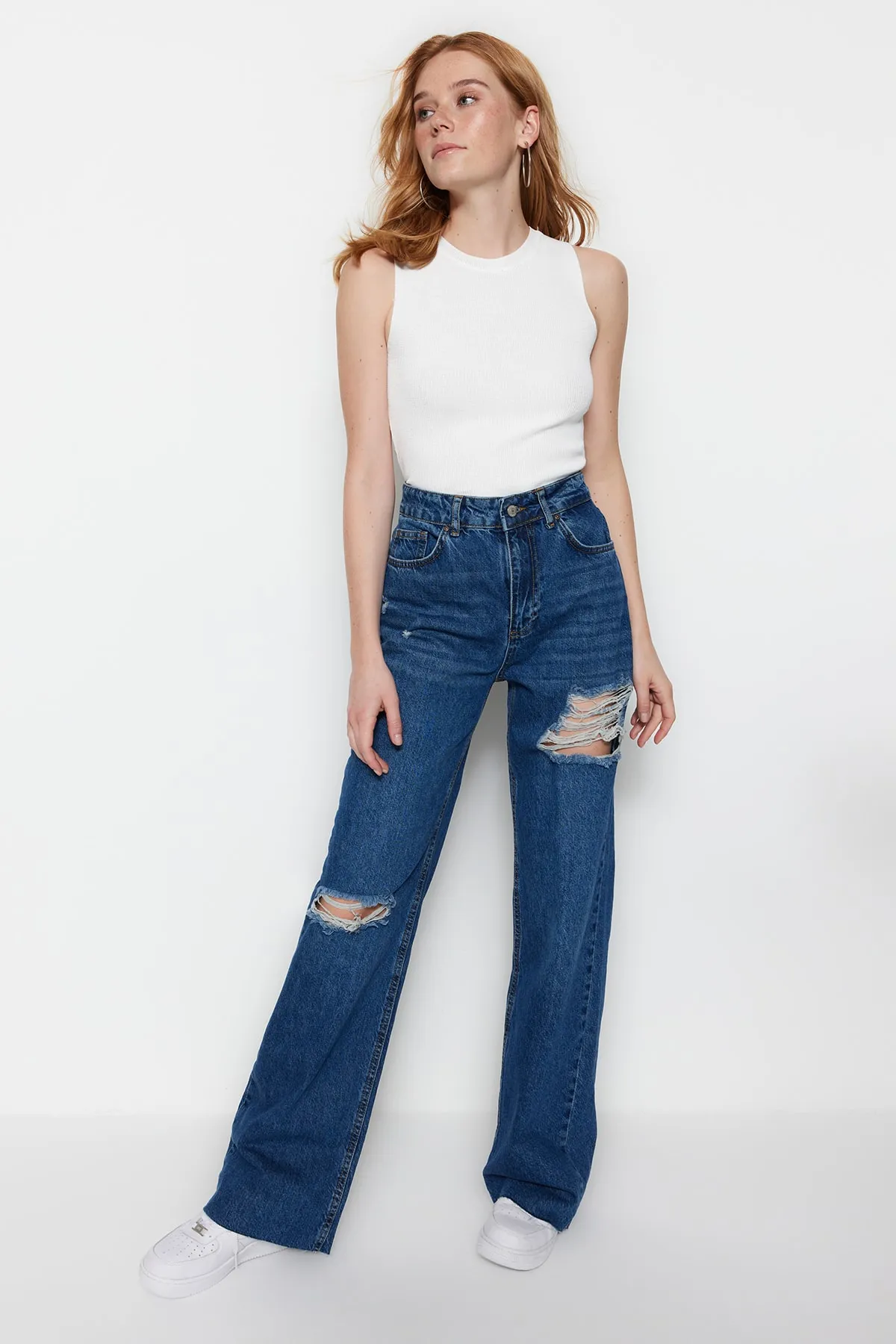 Trendyol Collection  Dunkelblaue zerrissene Jeans mit hoher Taille und weitem Bein TWOSS23JE00123