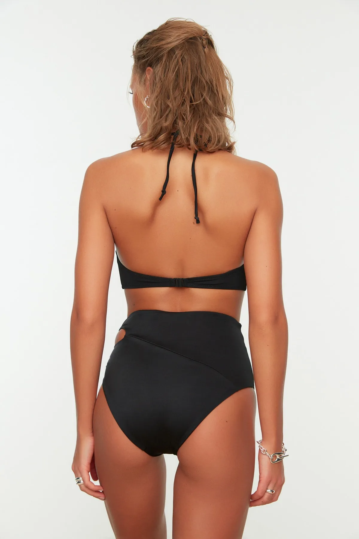 Trendyol Collection  Schwarze, detaillierte Bikinihose mit hohem Bund und Ausschnitten TBESS20BA0155