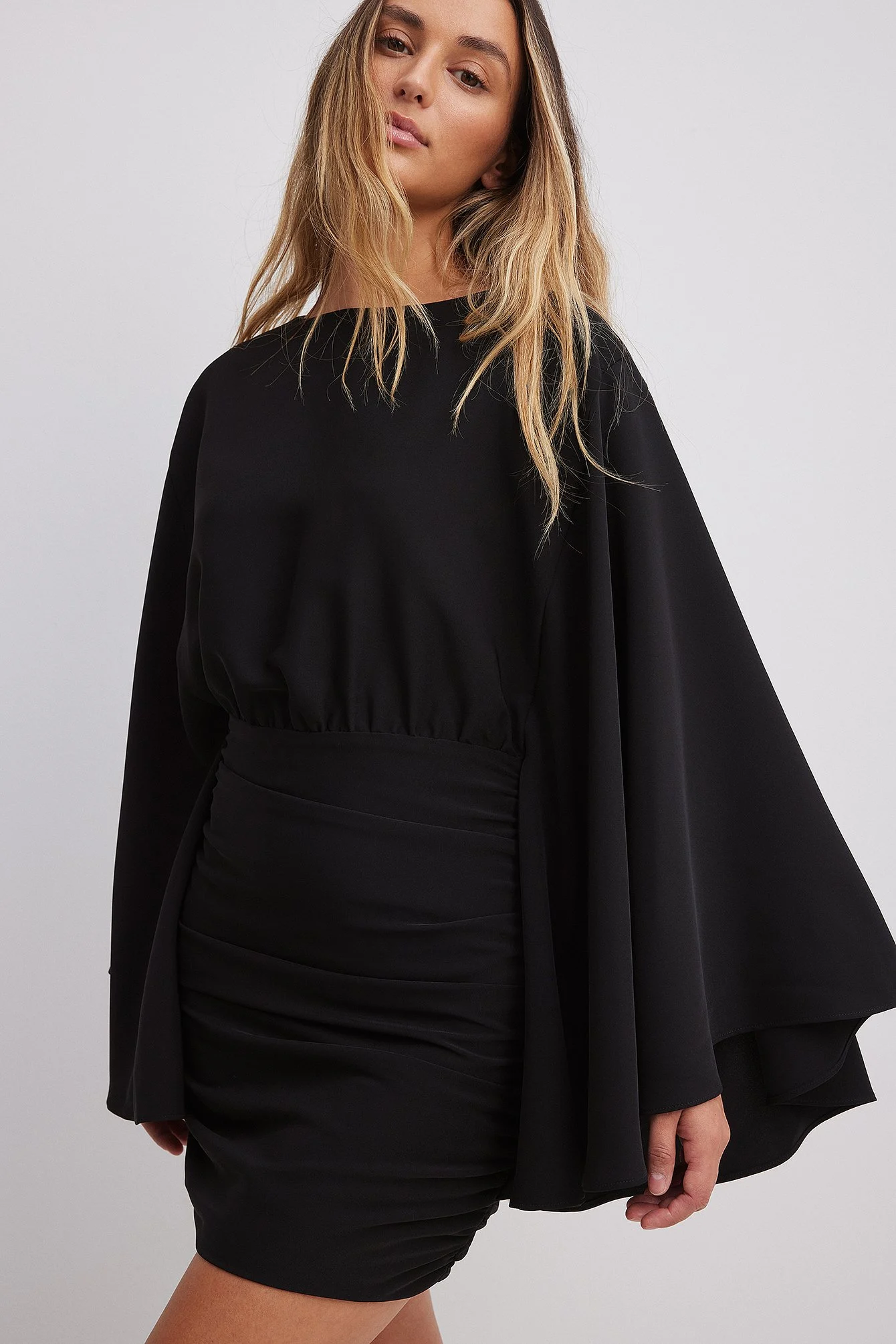 Drapiertes Minikleid mit weiten Ärmeln