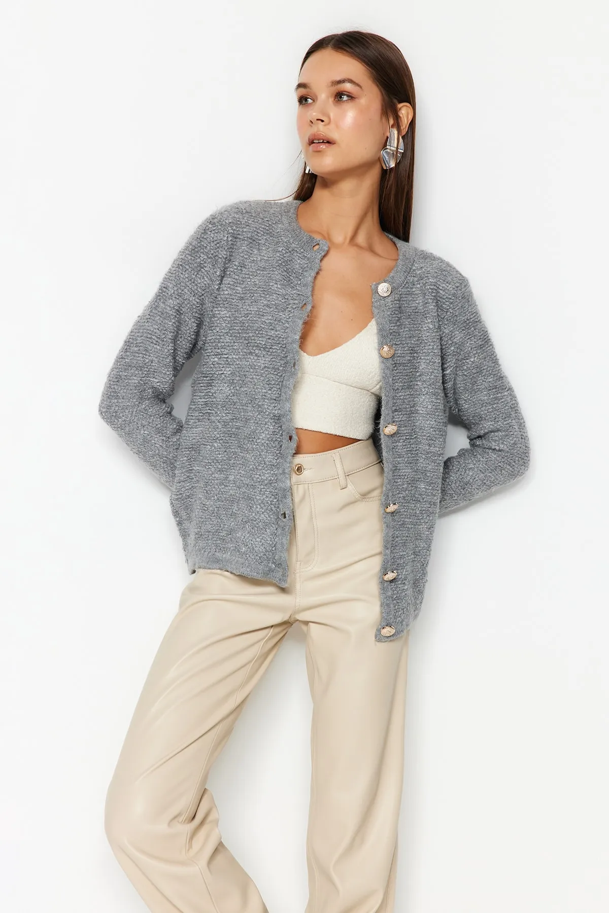 Trendyol Collection  Grauer, weich strukturierter Strick-Cardigan mit Accessoires TWOAW24HI00039