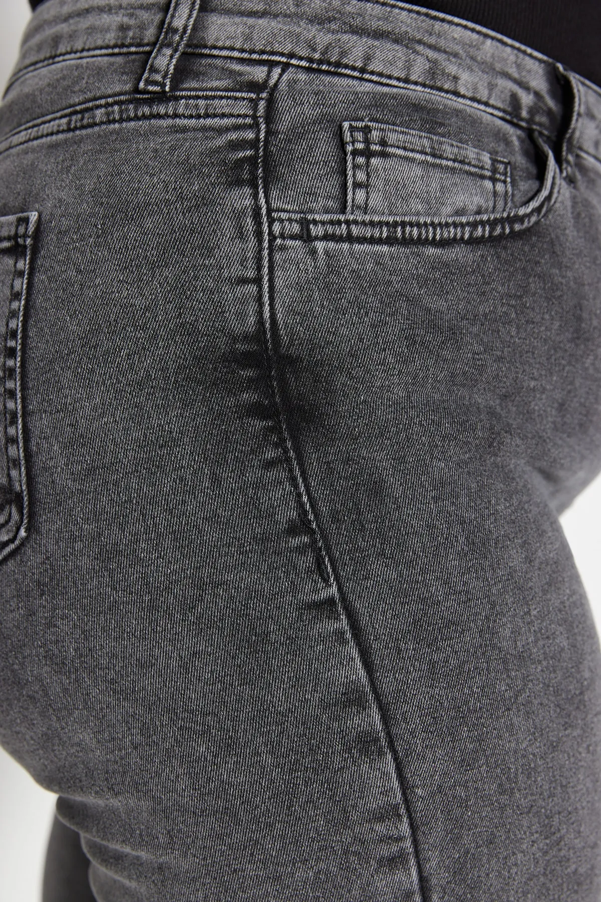 Trendyol Curve  Graue Mom-Jeans mit hoher Taille und Umschlag TBBSS23CJ00026