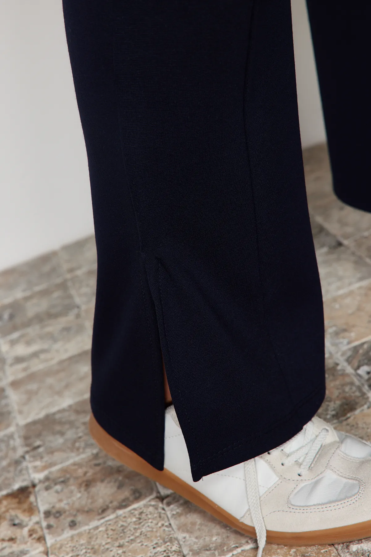 Trendyol Curve  Marineblaue Strickhose mit Ziernähten TBBSS24AR00001