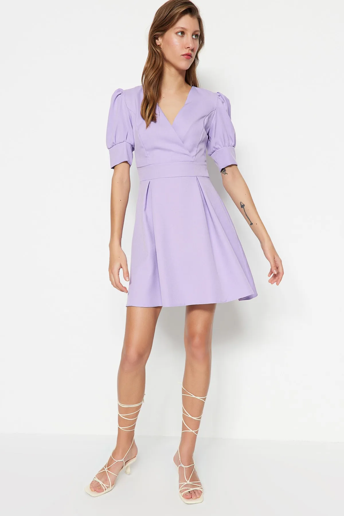 Trendyol Collection  Lilafarbenes A-Linien-Minikleid aus gewebtem Plisseegewebe TWOSS20EL1639