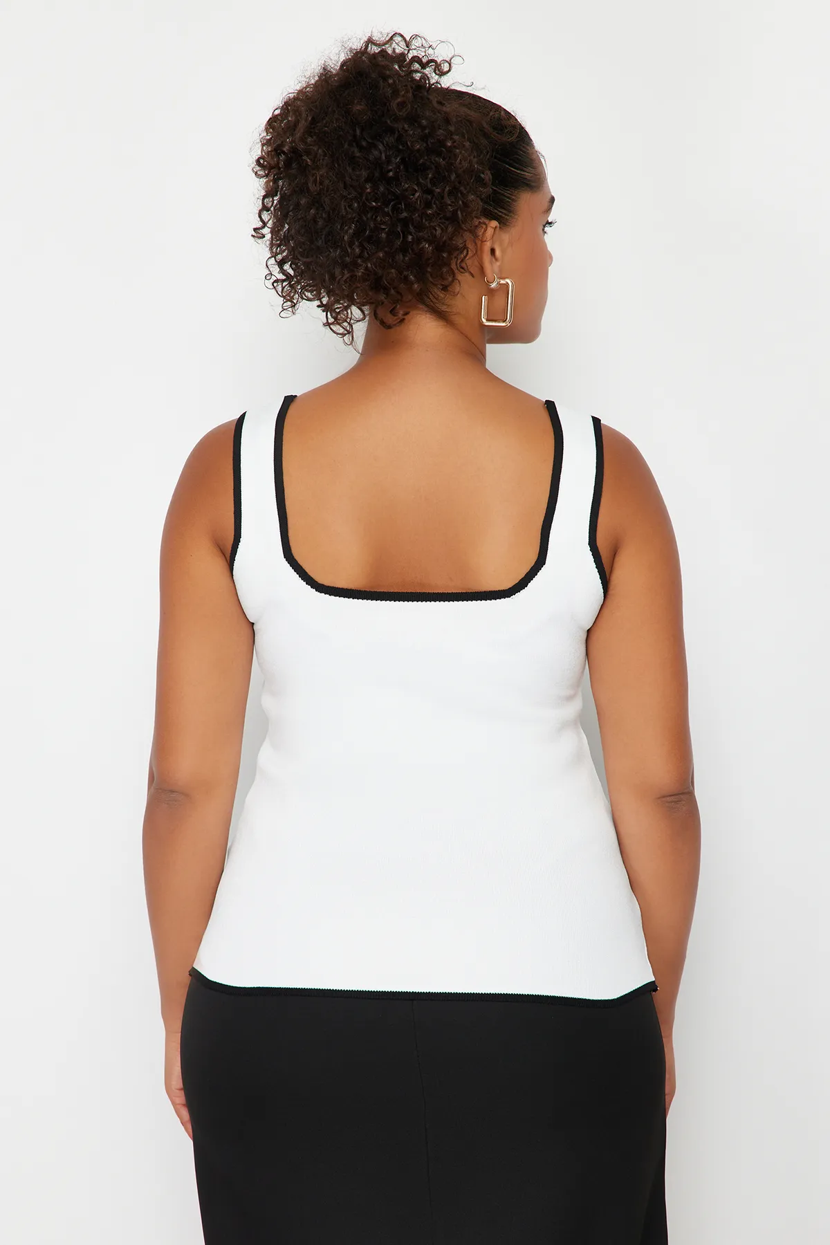 Trendyol Curve  Ecrufarbene, figurbetonte Strickbluse TBBSS24AF00052