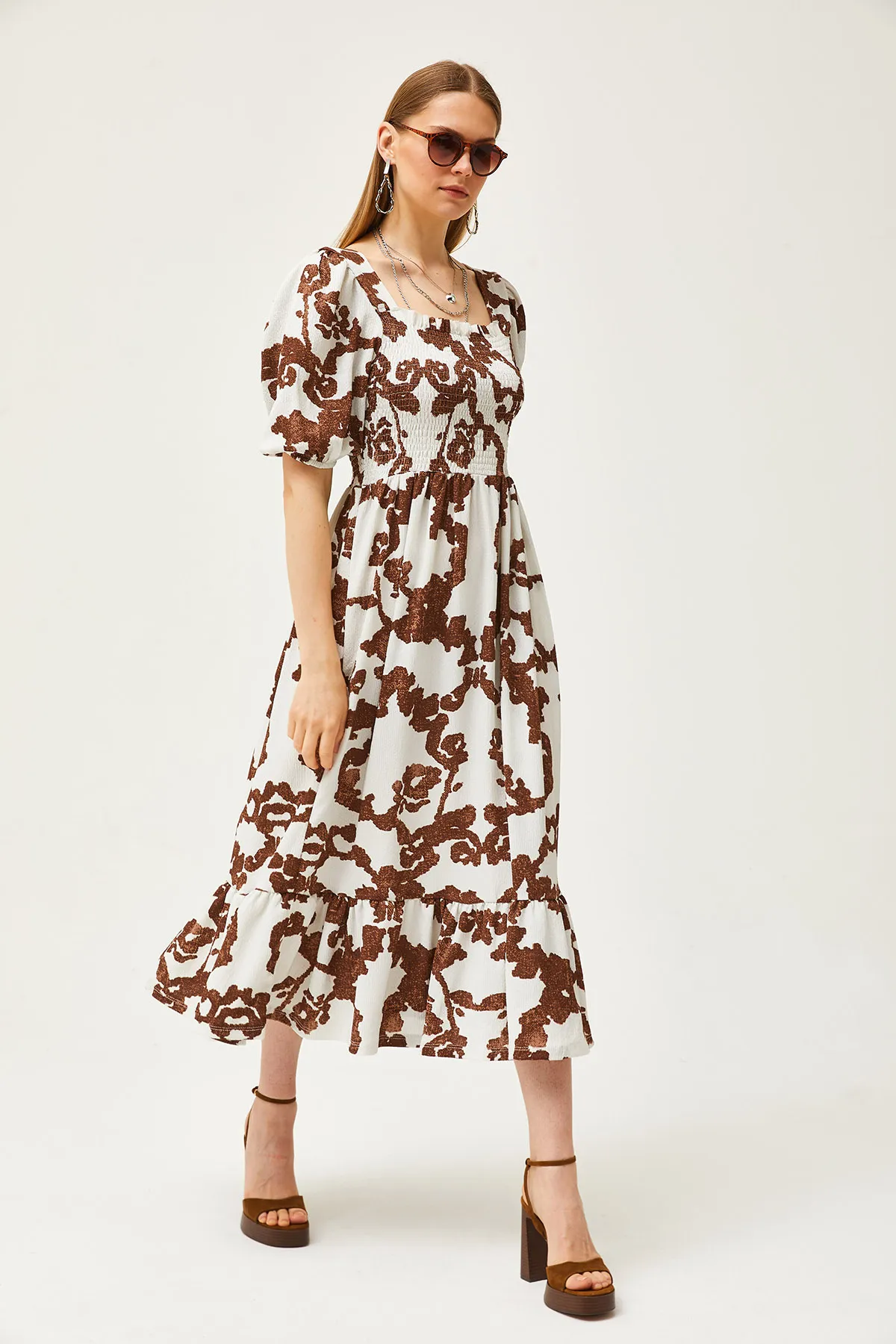 Olalook  Ecru-braunes, geripptes Midi-Strickkleid für Damen ELB-19002108