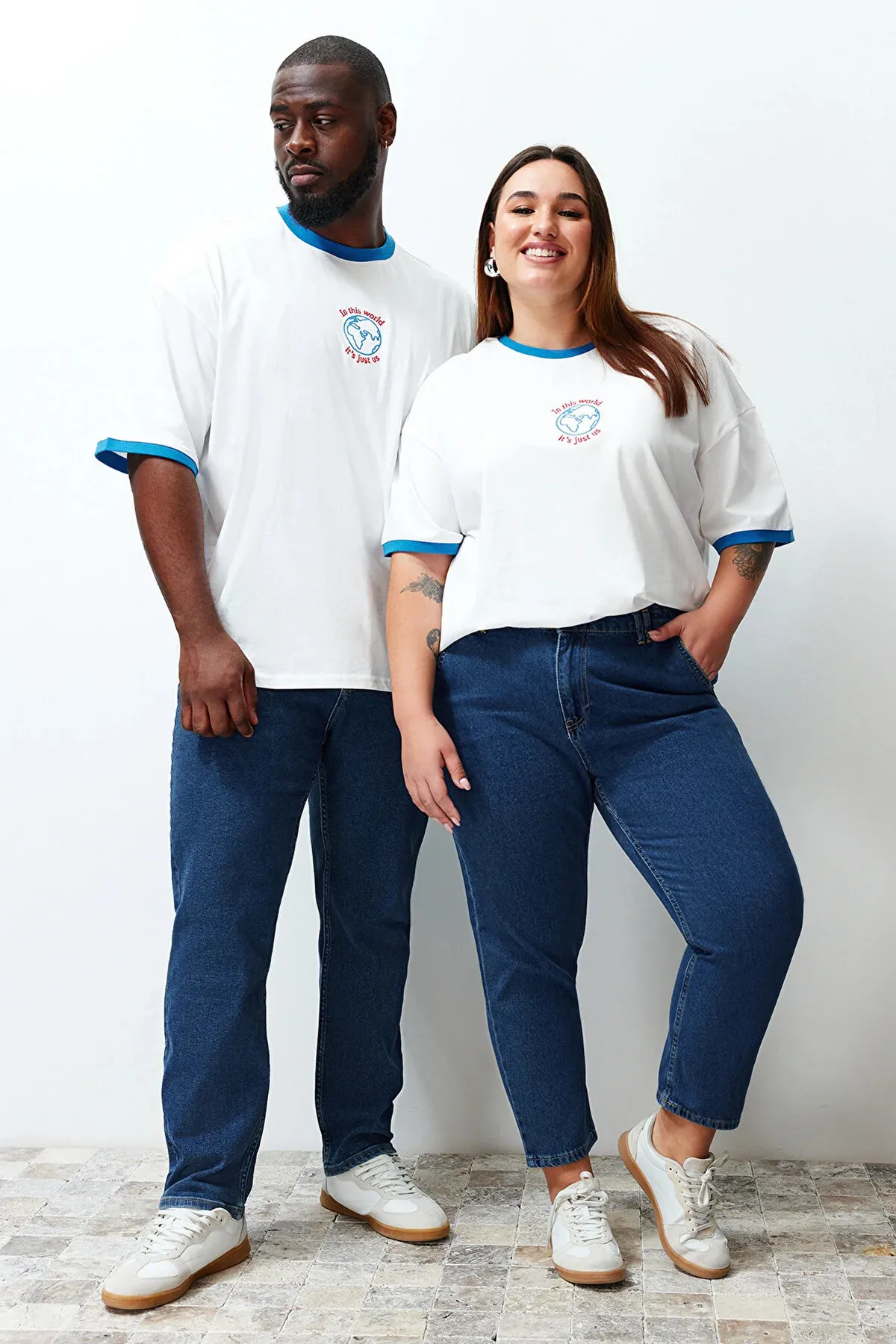 Trendyol Curve  Ecru Unisex-Übergröße, bequemes Paar-Strick-T-Shirt aus 100 % Baumwolle TBSSS24BF00033