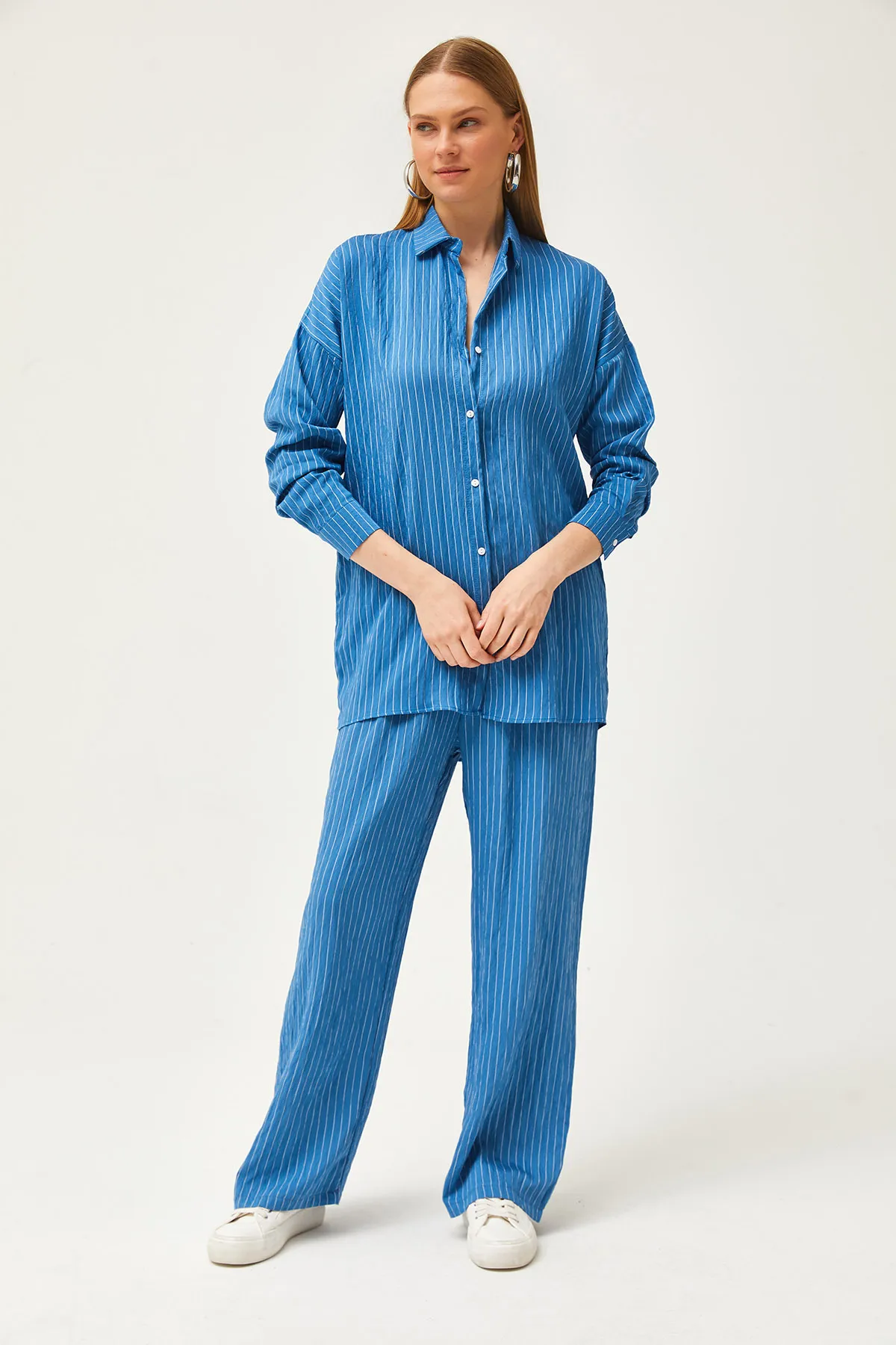 Olalook  Damen-Set mit indigoblau gestreiftem Hemd und Hose TKM-19000282
