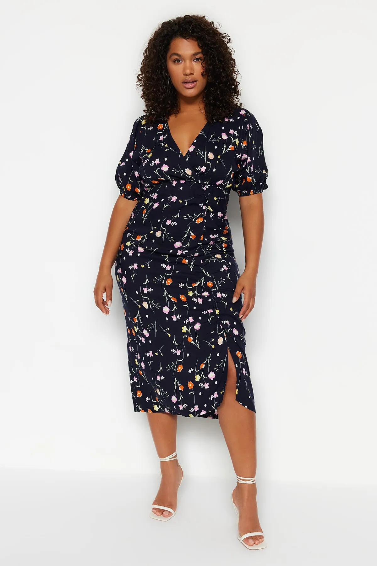 Trendyol Curve  Marineblaues gewebtes Kleid mit zweireihigem Kragen und Blumenmuster TBBSS23AH00255