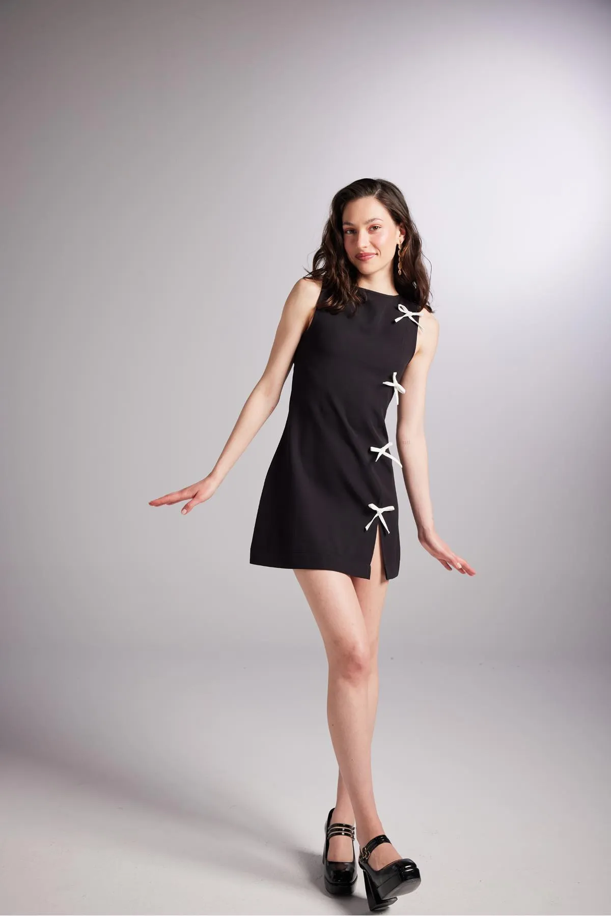 HOLLY LOLLY  Minikleid Nicola mit Schlitz und Schleife in Schwarz