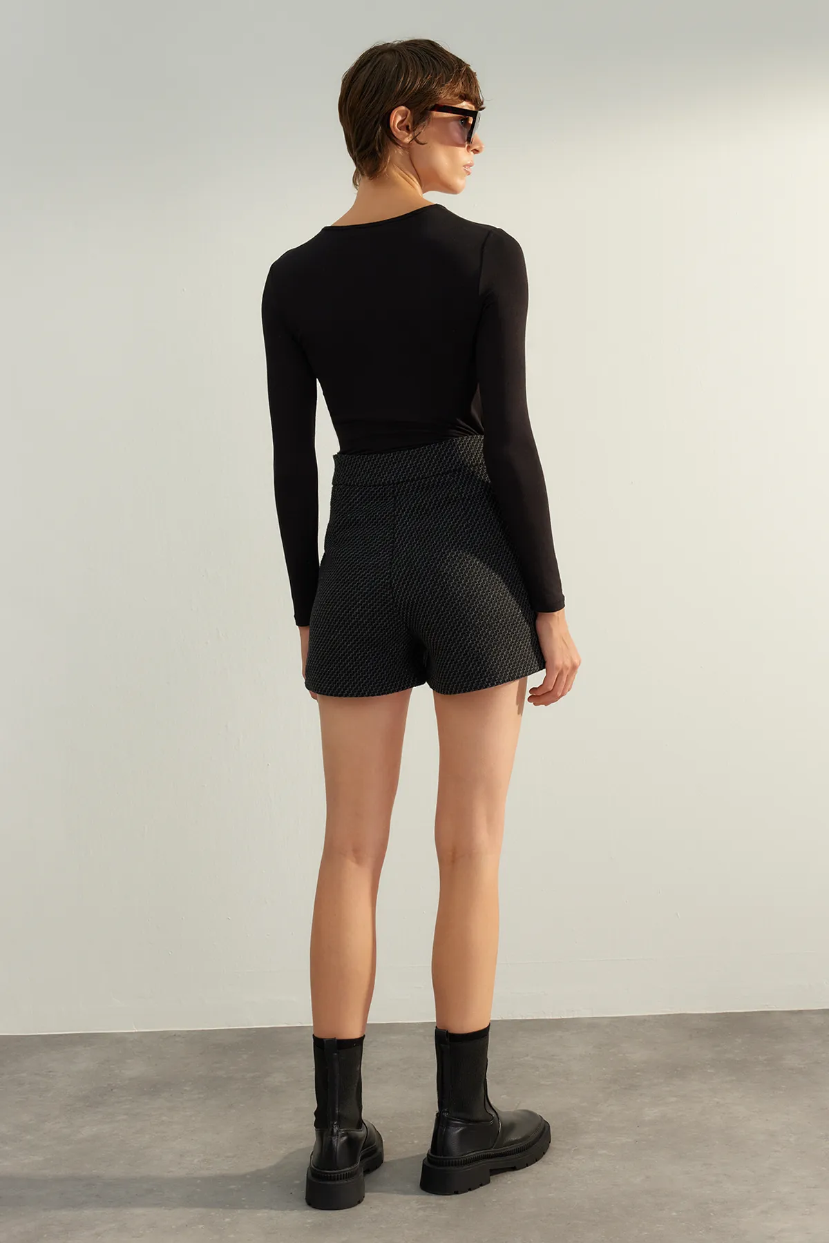 Trendyol Collection  Anthrazitfarbene, hochwertige Webshorts TWOAW24SR00071