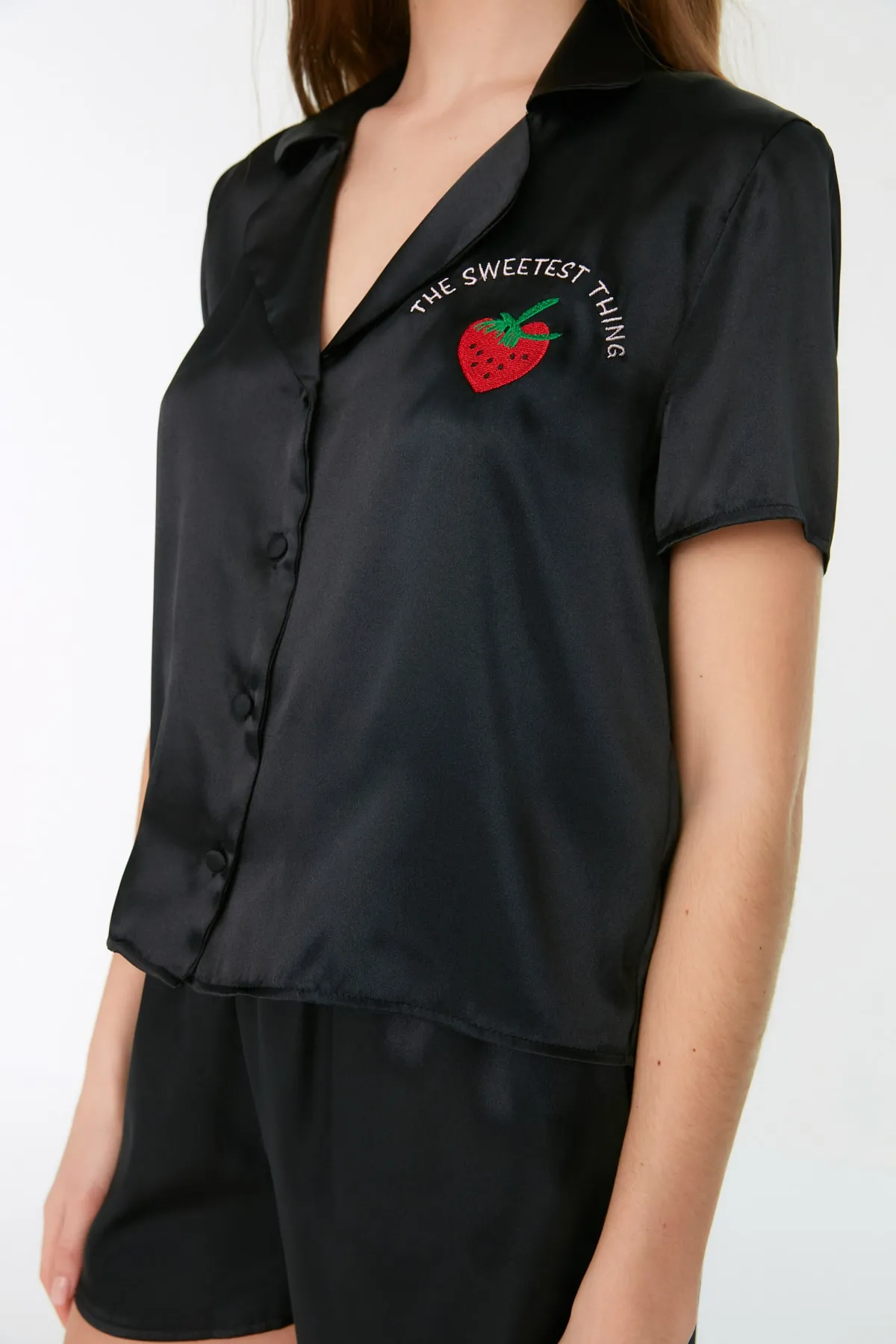 Trendyol Collection  Schwarzes, besticktes Satin-Hemd-Shorts-Pyjama-Set aus Webstoff THMSS22PT0395