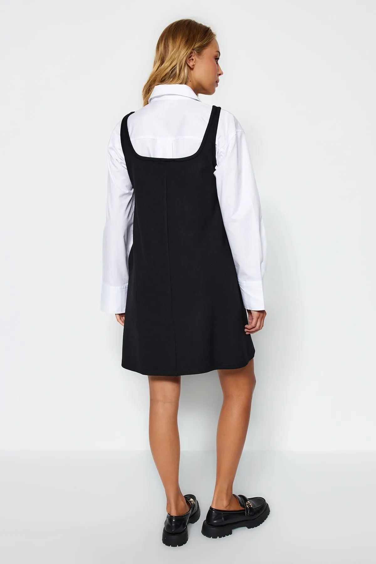 Trendyol Collection  Schwarzes Gilet-Skater-/Taillen-geöffnetes Strickkleid TWOAW24EL00245