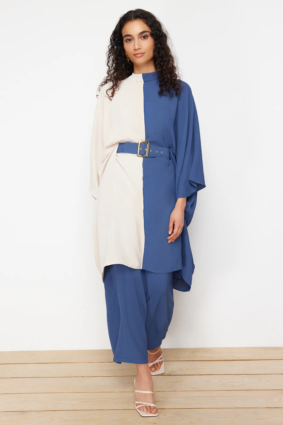 Trendyol Modest  Indigoblauer gewebter Tunika-Hosen-Anzug mit Gürtel und Farbblockierung in der Taille TCTSS23US00046