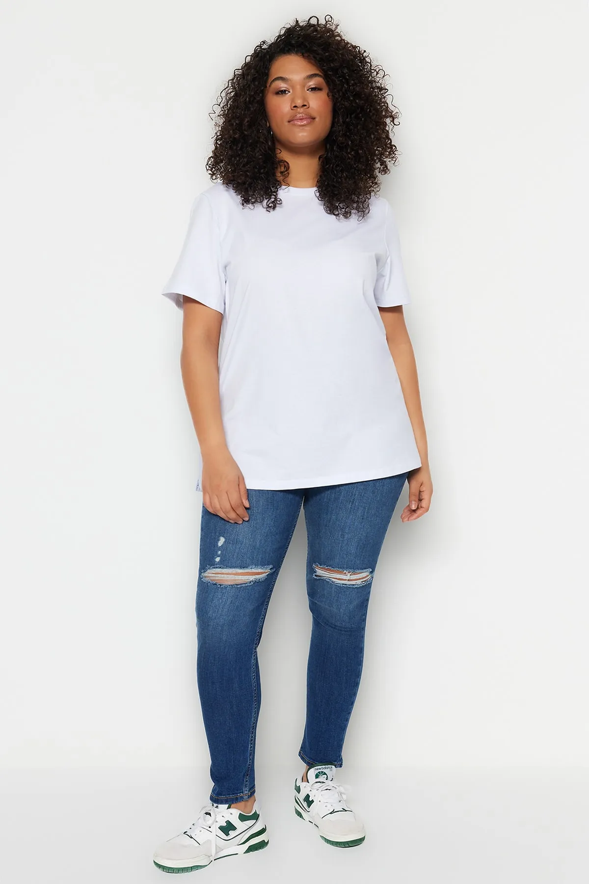 Trendyol Curve  Weißes Boyfriend-Strick-T-Shirt mit Rundhalsausschnitt und Schlitz TBBSS22BF0031