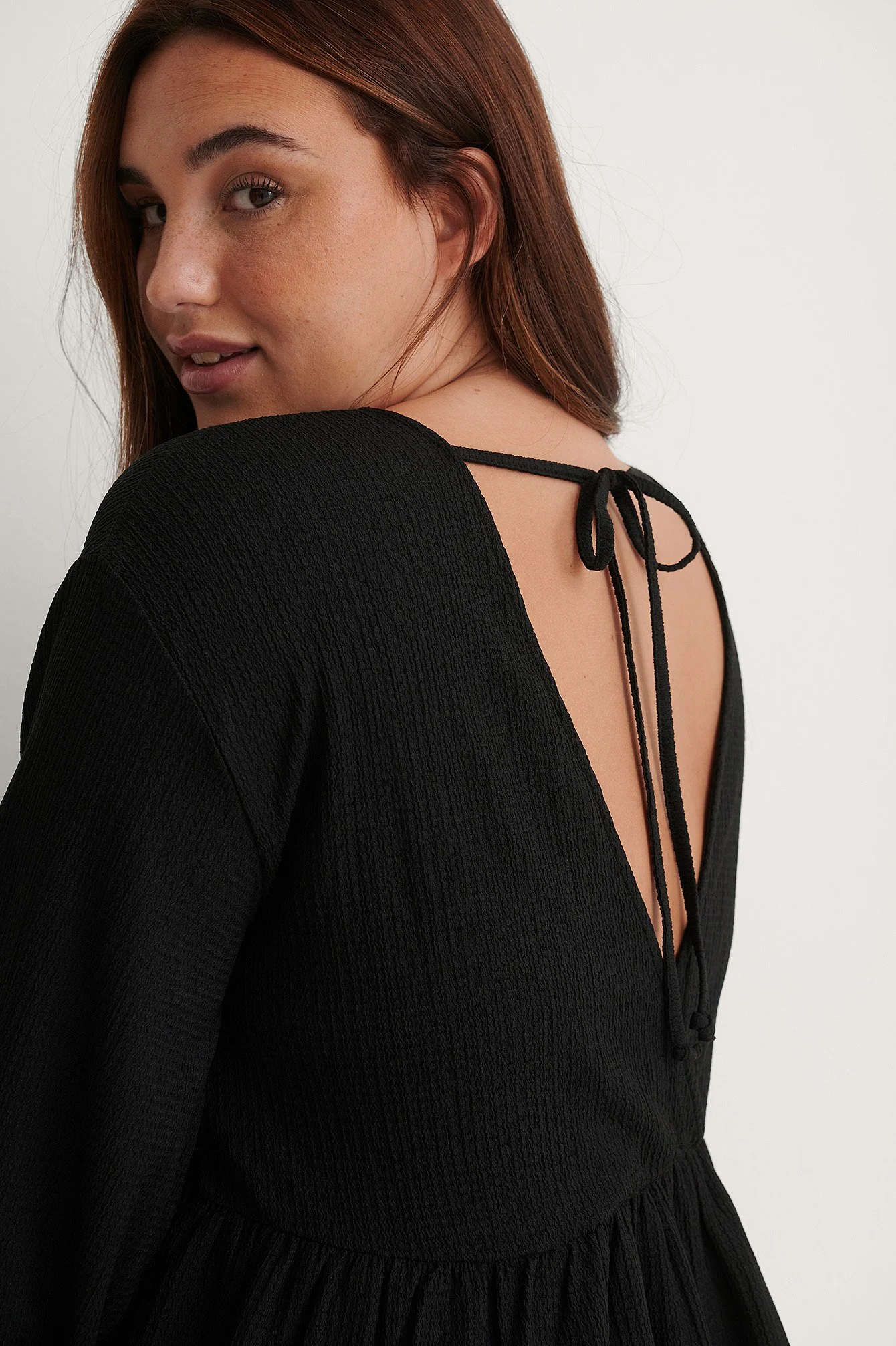 Recyceltes Kleid mit Knote-Detail am Rücken