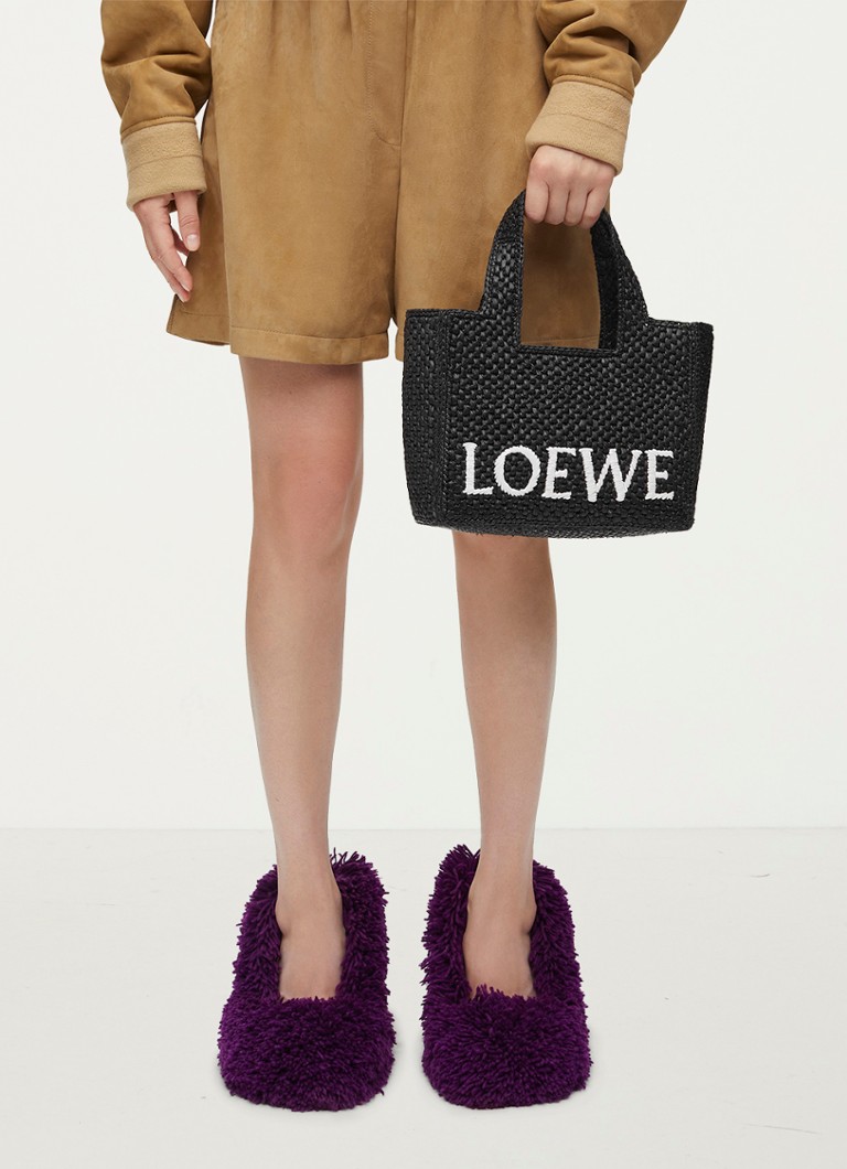 Mała torba typu tote LOEWE Font z rafii, z odpinanym paskiem na ramię.