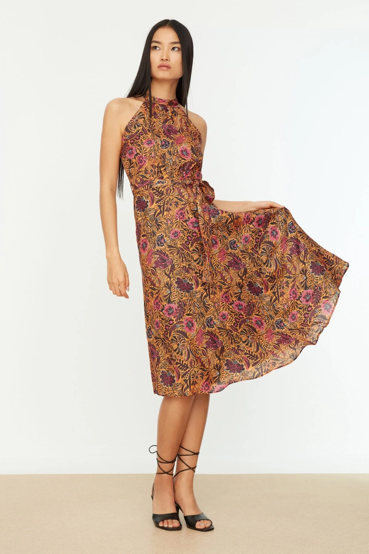 Trendyol Collection  Orangefarbenes, ärmelloses, gewebtes Kleid in A-Linie mit Gürtel und Neckholder und Blumendruck TWOSS20EL2536