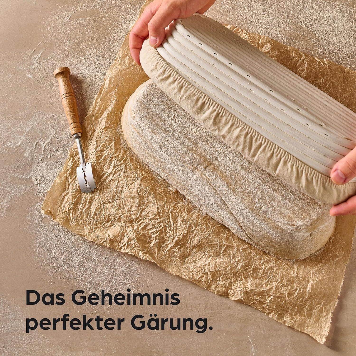 Praknu Gärkorb Für Brot Oval länglich 35 cm - Gärkörbchen für Brotteig zum Brotbacken, Aus nachhaltigem Rattan - Geruchsneutral - Mit Backutensilien