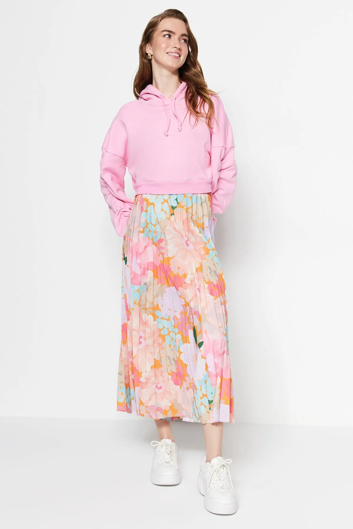 Trendyol Modest  Mehrfarbiger, plissierter Webrock mit Blumenmuster und elastischem Bund TCTSS23EE00018