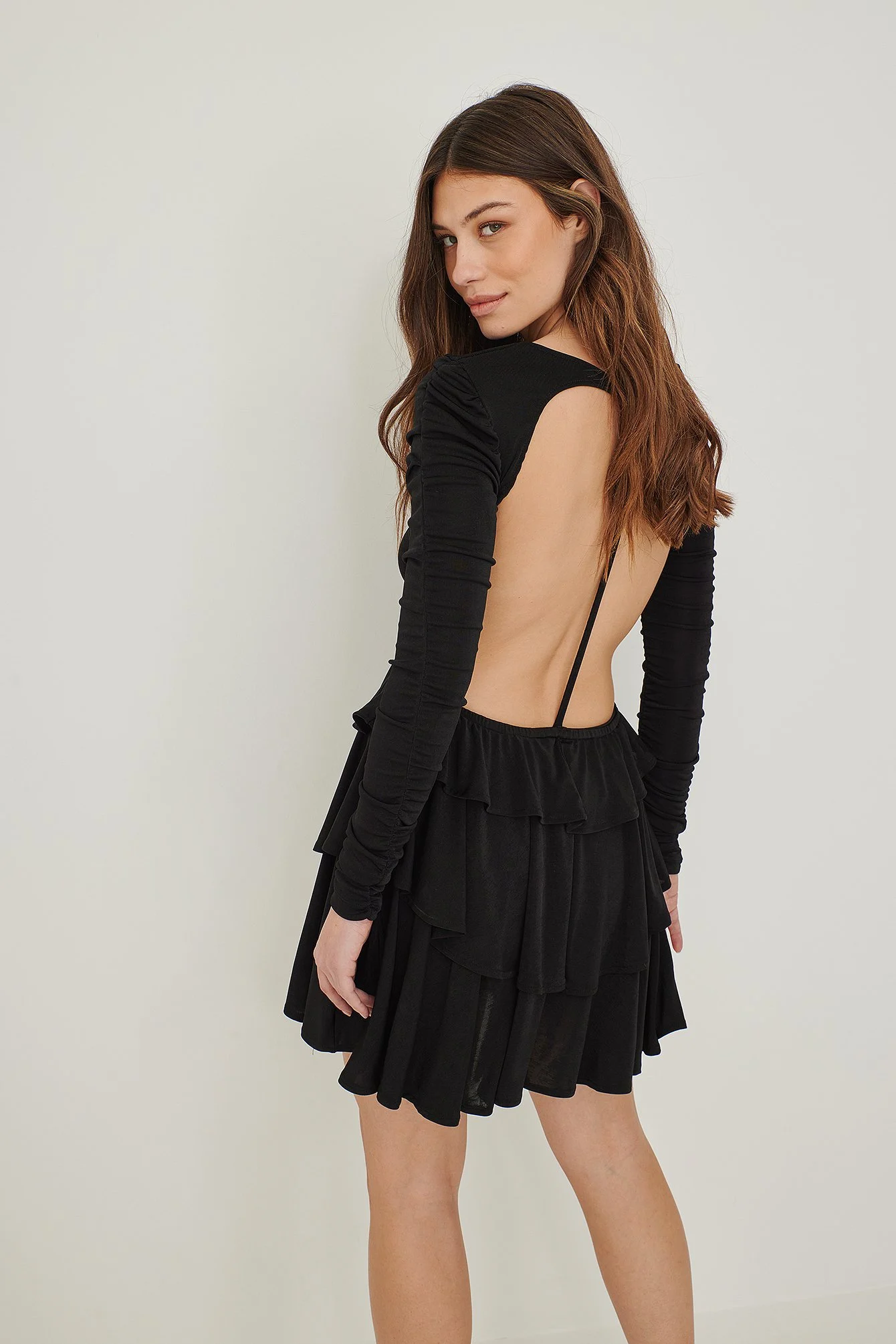 Kleid mit Rüschen und Rückenausschnitt
