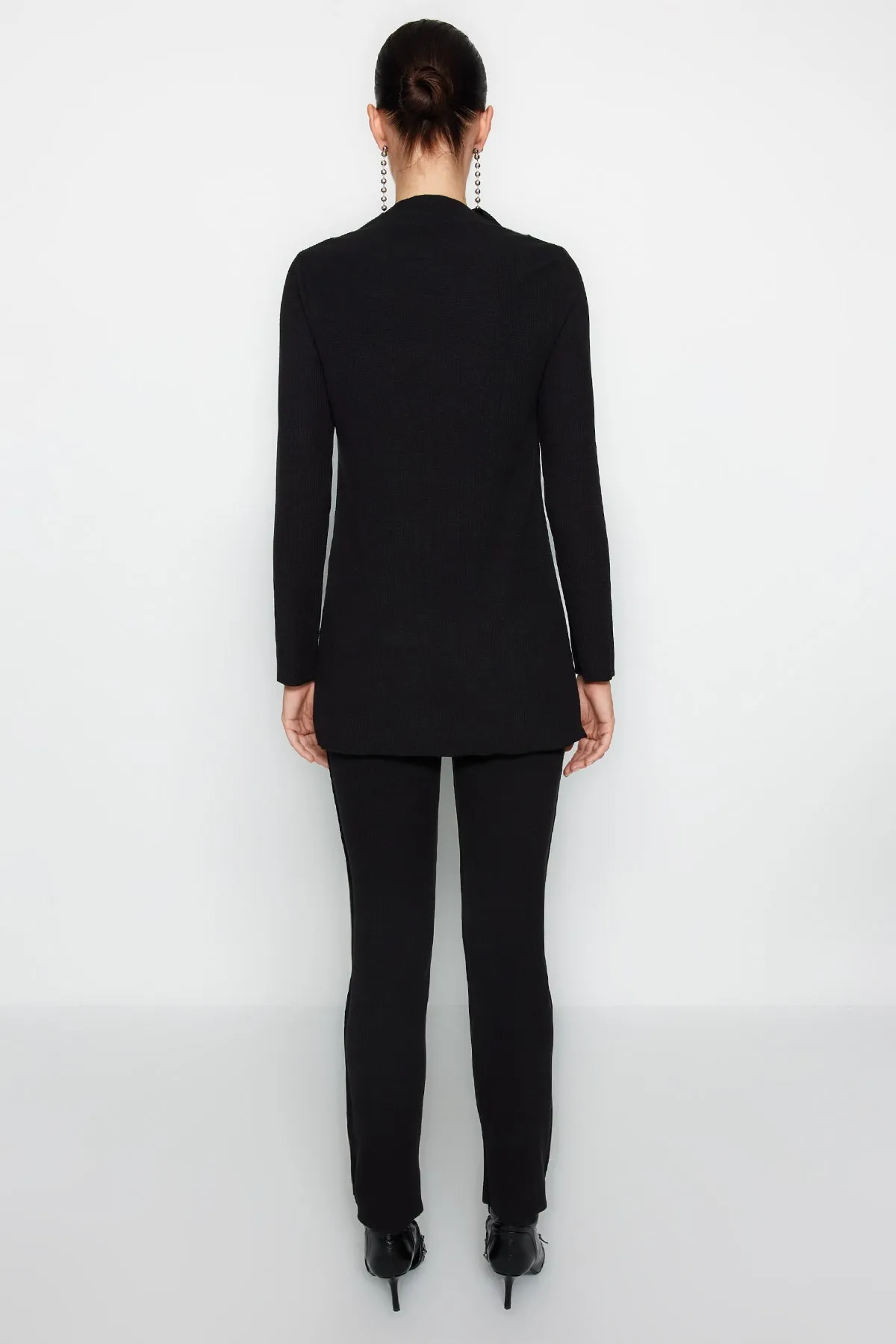 Trendyol Modest  Schwarzes Set aus Bluse, Hose und Oberteil mit geripptem Detail aus Strick TCTAW24US00082