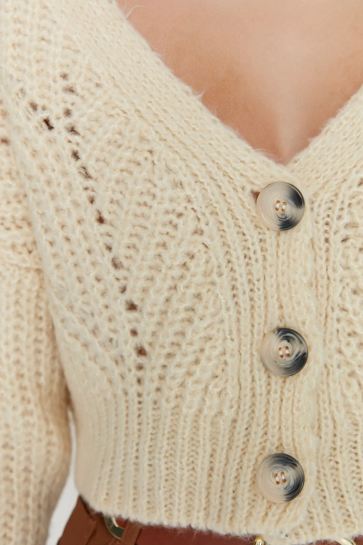 Trendyol Collection  Ecrufarbene, superkurze Strickjacke mit weicher Struktur und Knopfdetail