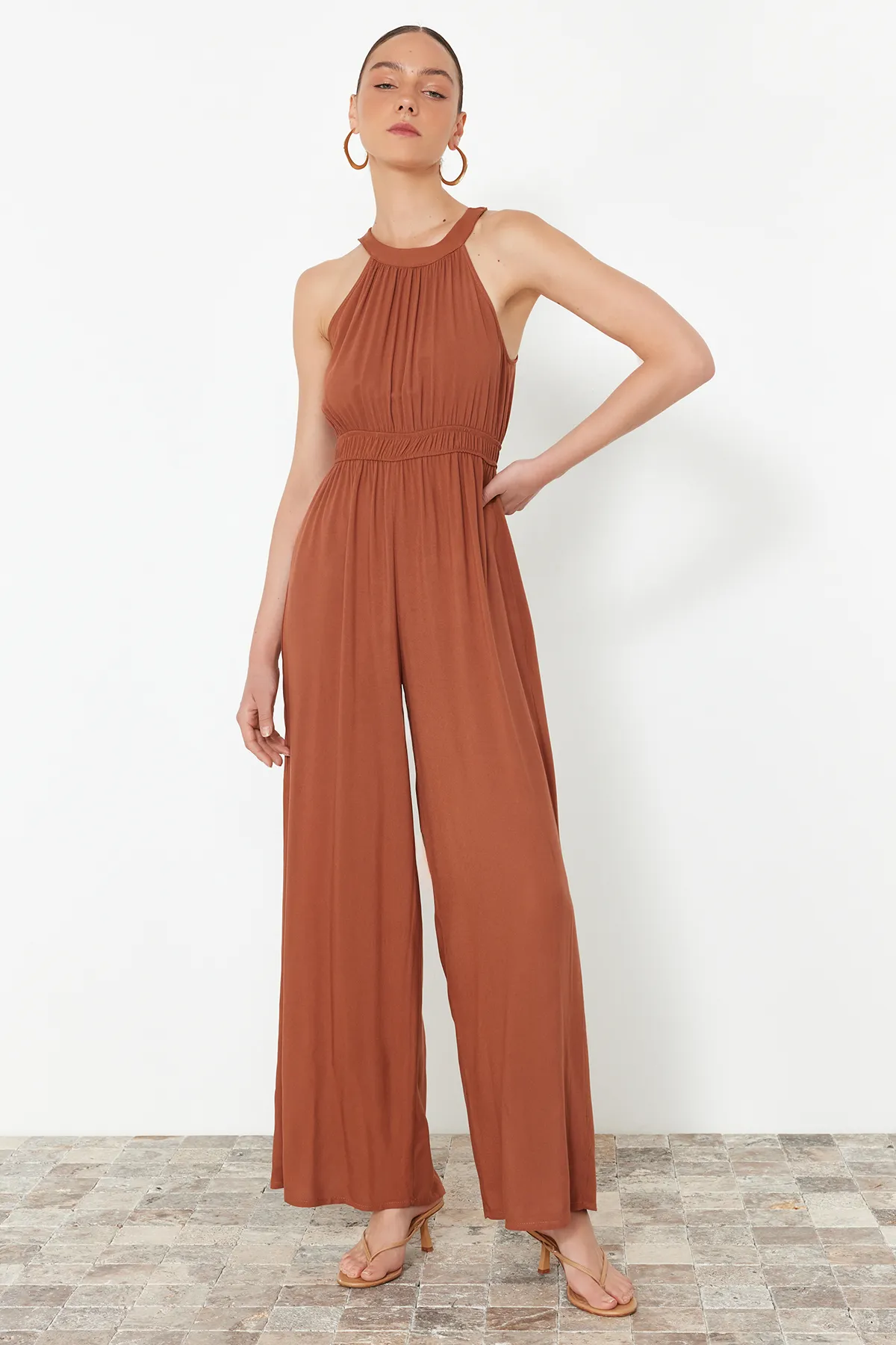 Trendyol Collection  Jumpsuit mit Raffung in Zimtfarbe TWOSS23TU00121