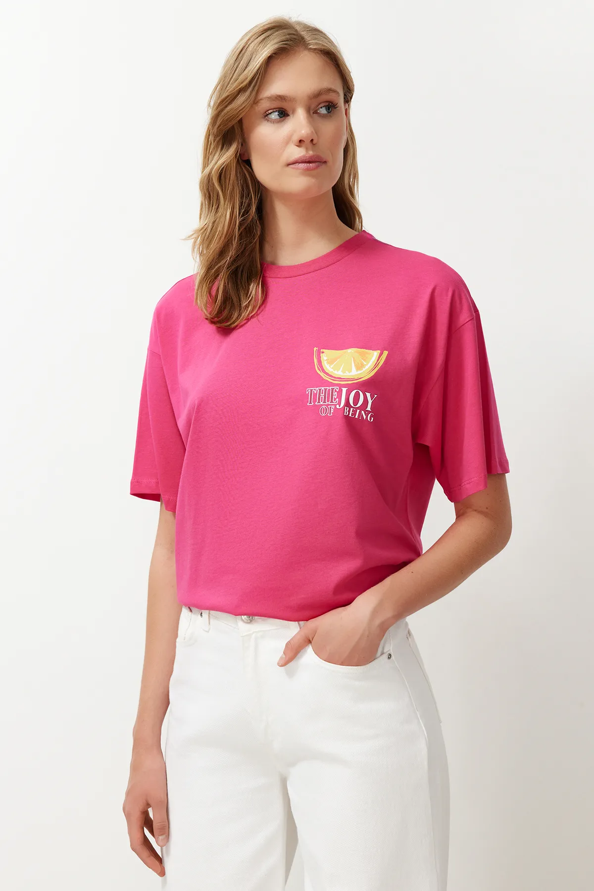 Trendyol Collection  Fuchsia-Pink, 100 % Baumwolle, bedrucktes Oversize-Strick-T-Shirt mit bequemer Passform auf der Rückseite und Vorderseite TWOSS24TS00233