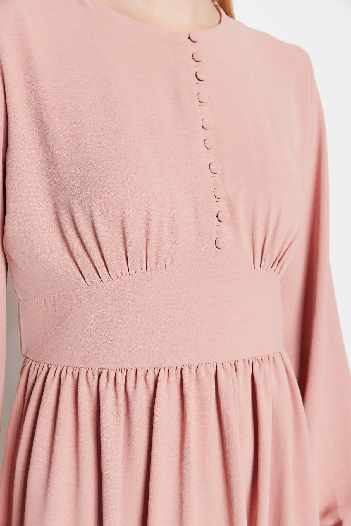 Trendyol Modest  Ansteckblume aus getrockneten Rosen und mit Stoff überzogenes, knopfbesetztes Aerobin-Gewebekleid TCTSS23EB00254