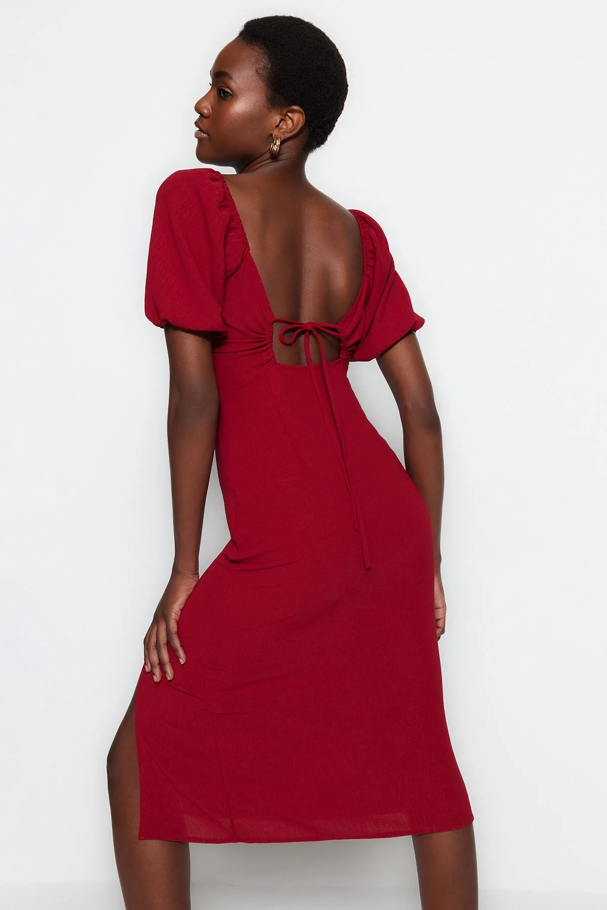 Trendyol Collection  Burgunderfarbenes, figurbetontes Midi-Webkleid mit Schlitz und Rückendetail TWOSS23EL01164