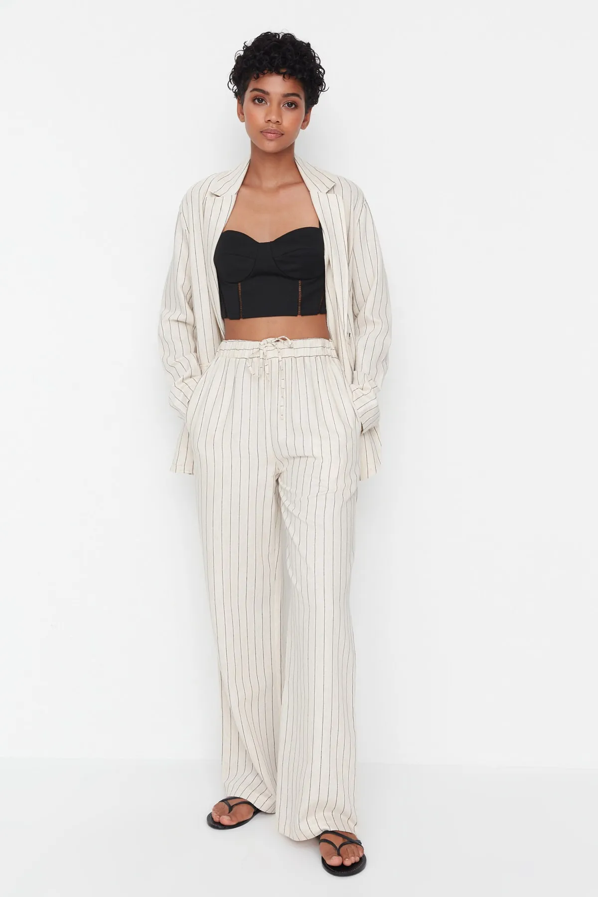 Trendyol Collection  Beigefarbene Webhose mit hoher Taille TWOSS22PL00068