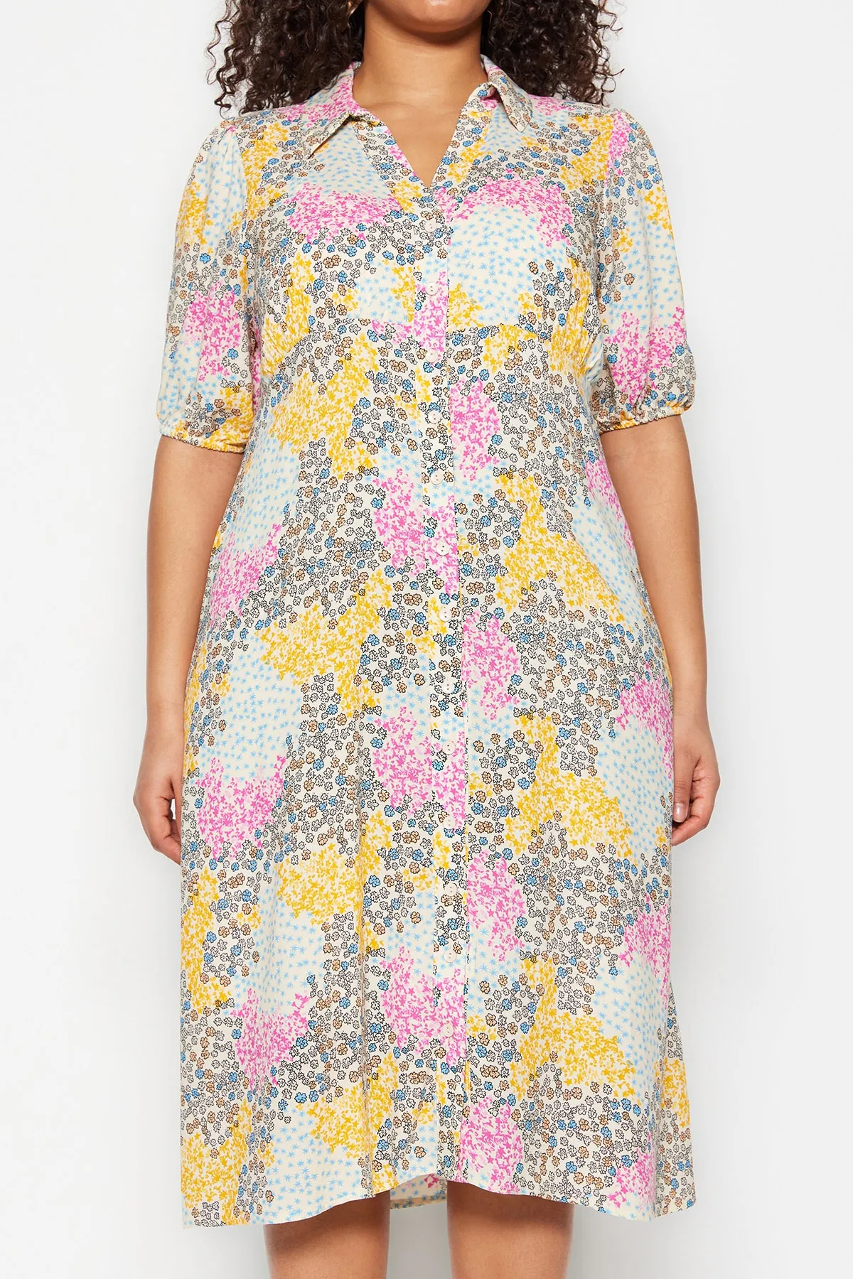 Trendyol Curve  Beiges gewebtes Hemdblusenkleid mit Blumenmuster TBBSS23AH00039