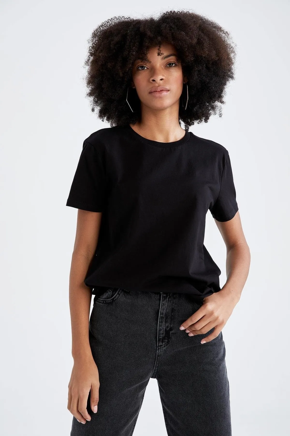 DeFacto  Kurzarm-T-Shirt aus 100 % Baumwolle mit normaler Passform und Rundhalsausschnitt