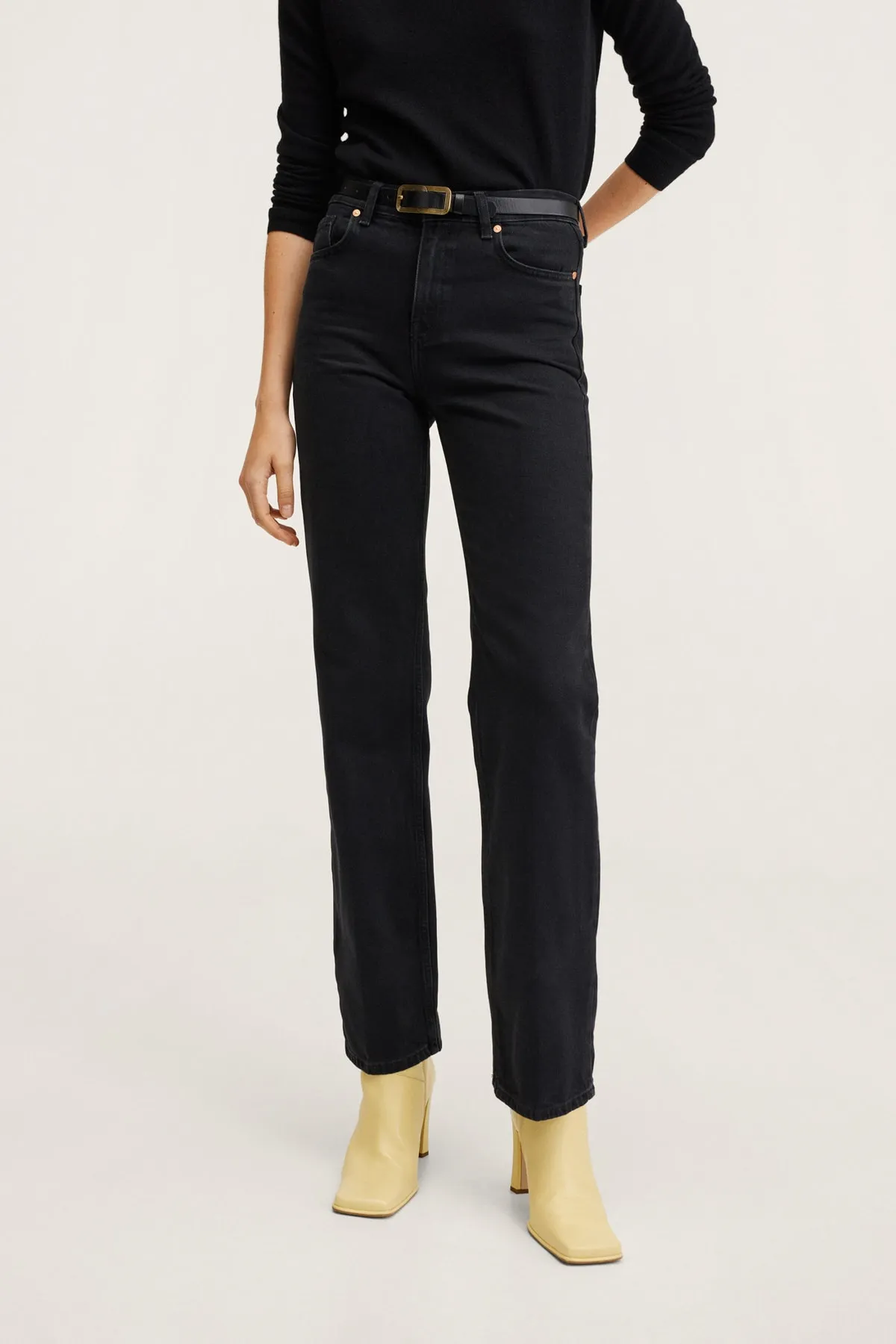 MANGO  Damenjeans aus schwarzem Denim 27091090
