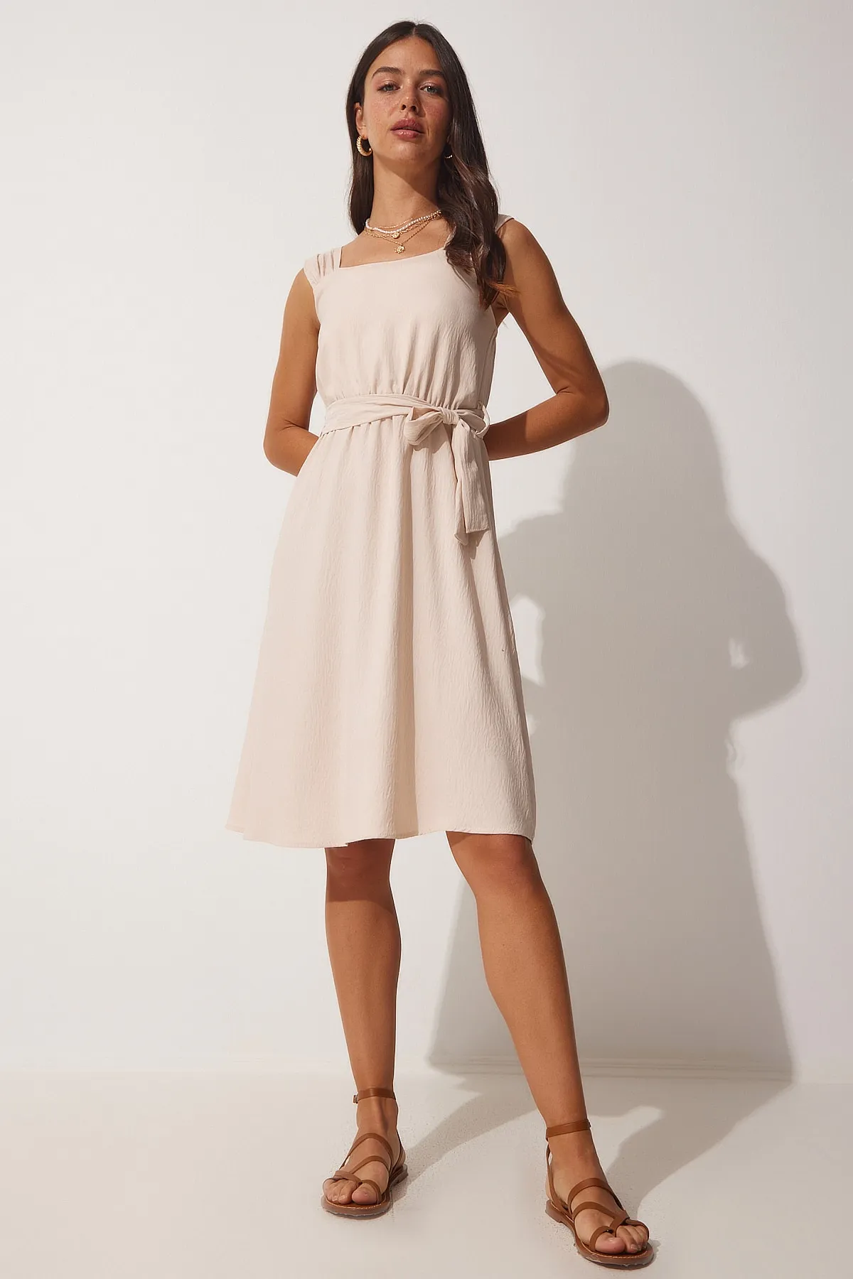 Happiness İstanbul  Cremefarbenes Ayrobin-Sommerkleid mit Riemen und Gürtel für Damen ZH00028
