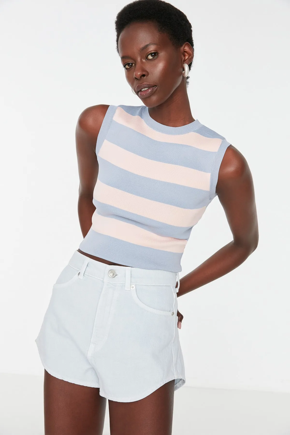 Trendyol Collection  Blaue Crop-Strickbluse mit Streifen TWOSS22BZ1173