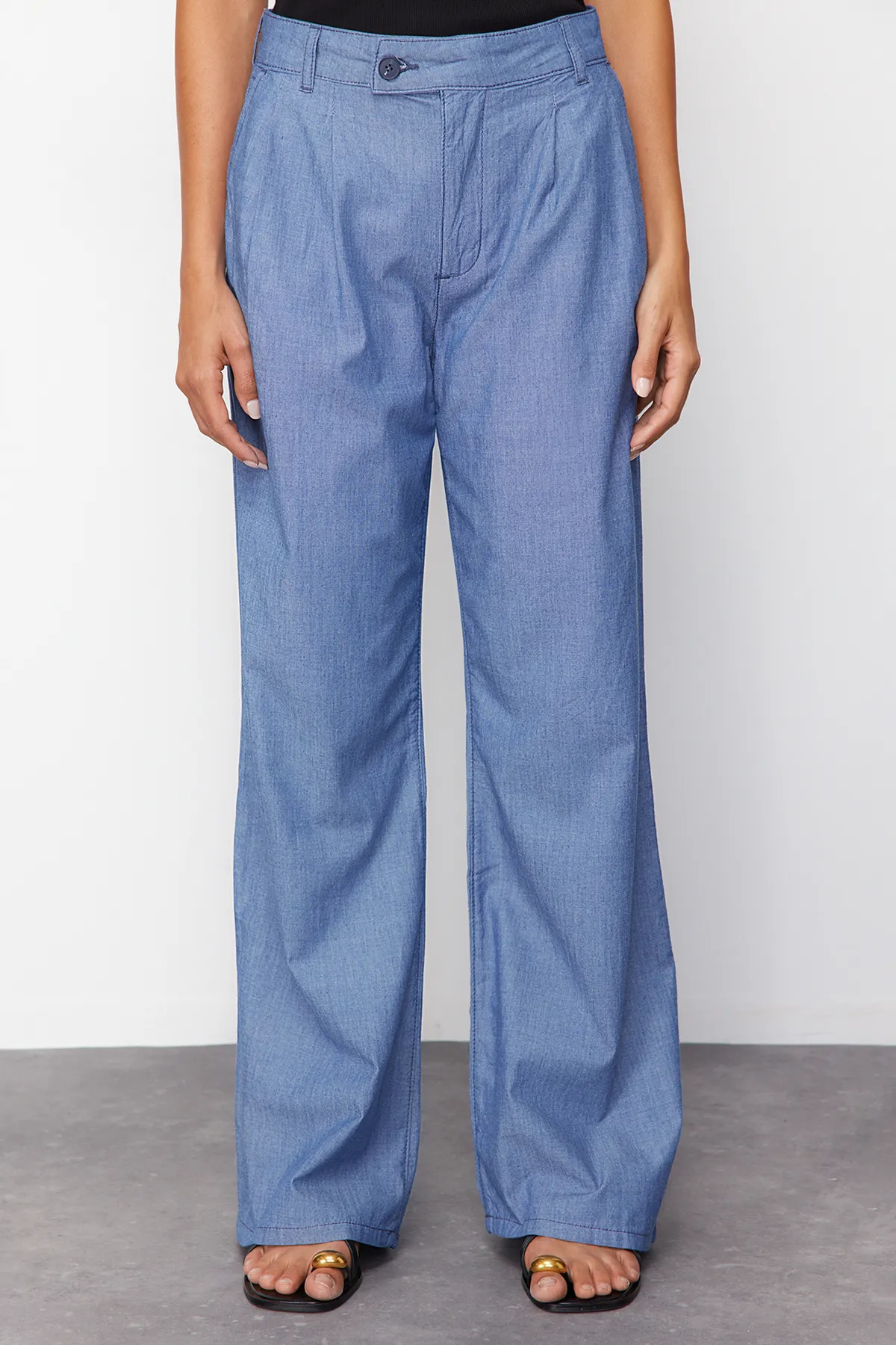 Trendyol Collection  Dunkelblaue Jeans mit weitem Bein und hoher Taille und Falten TWOSS24JE00280