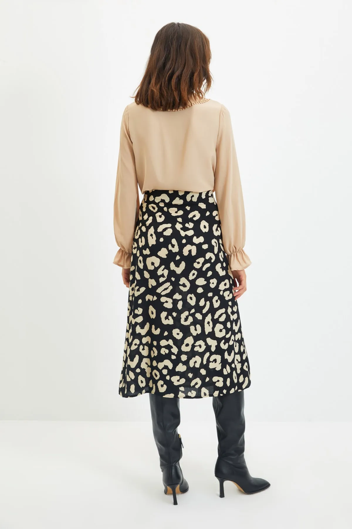 Trendyol Collection  Schwarzer Midi-Webrock aus Viskosestoff mit Tiermuster und Schlitzen und Details TWOAW22ET0447