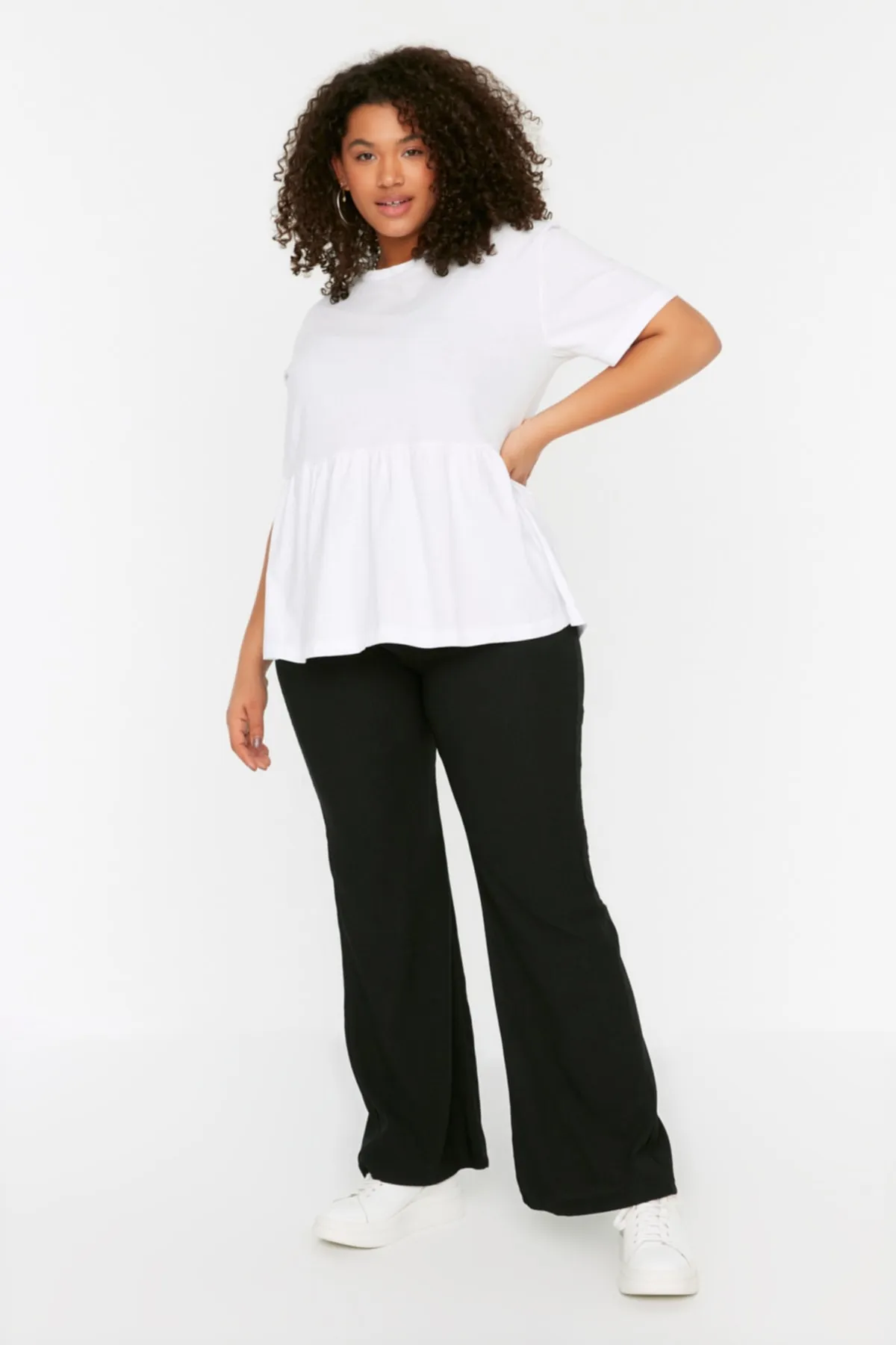 Trendyol Curve  Schwarze Strickhose mit spanischem Bein und hoher Taille TBSSS22PL0416
