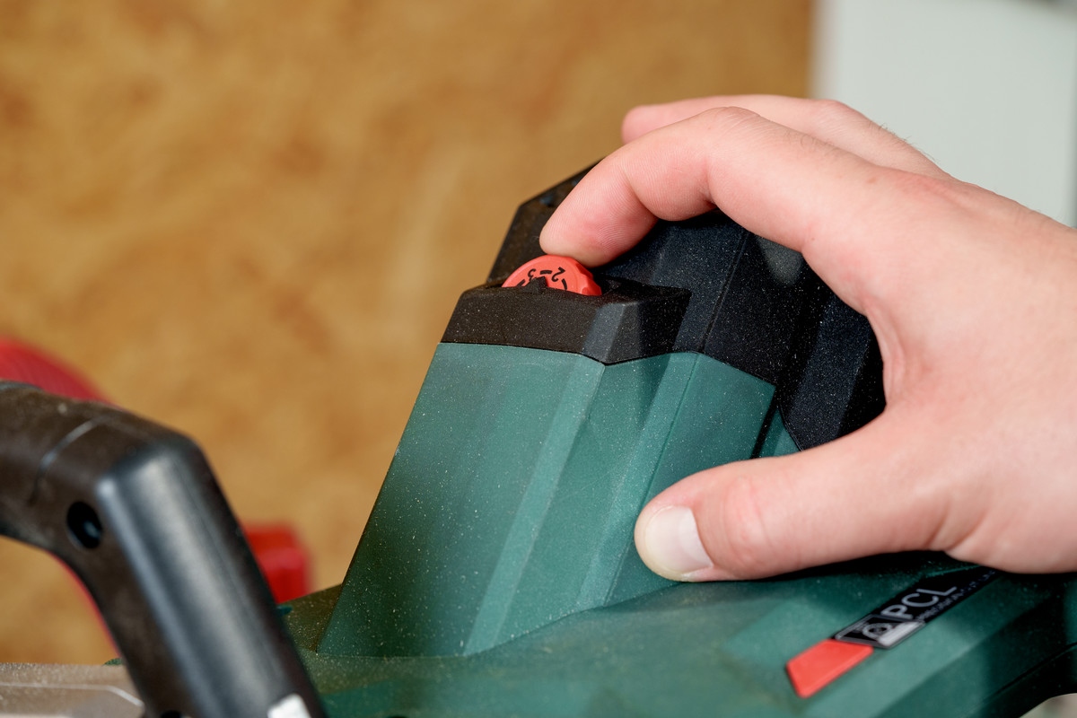Metabo 615254000 KGSV 254 MC Piła ukosowa z funkcją naciągu