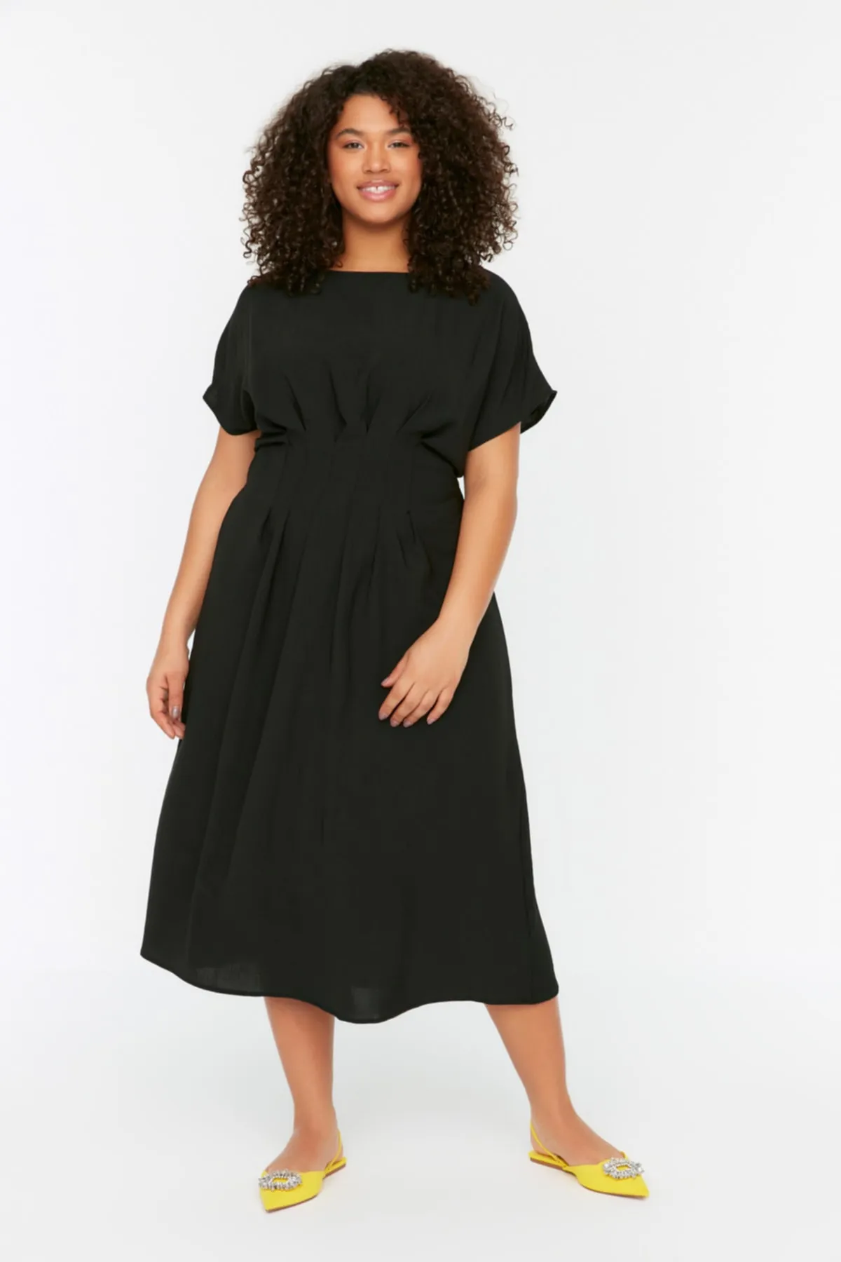 Trendyol Curve  Schwarzes Kleid mit gewebter Taille und Detail TBBSS22EL1713