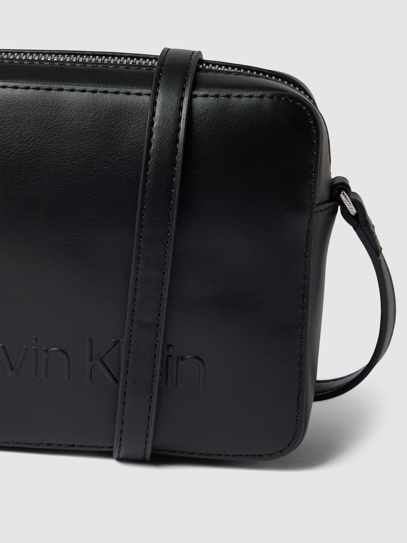 Umhängetasche mit Label-Detail in schwarz