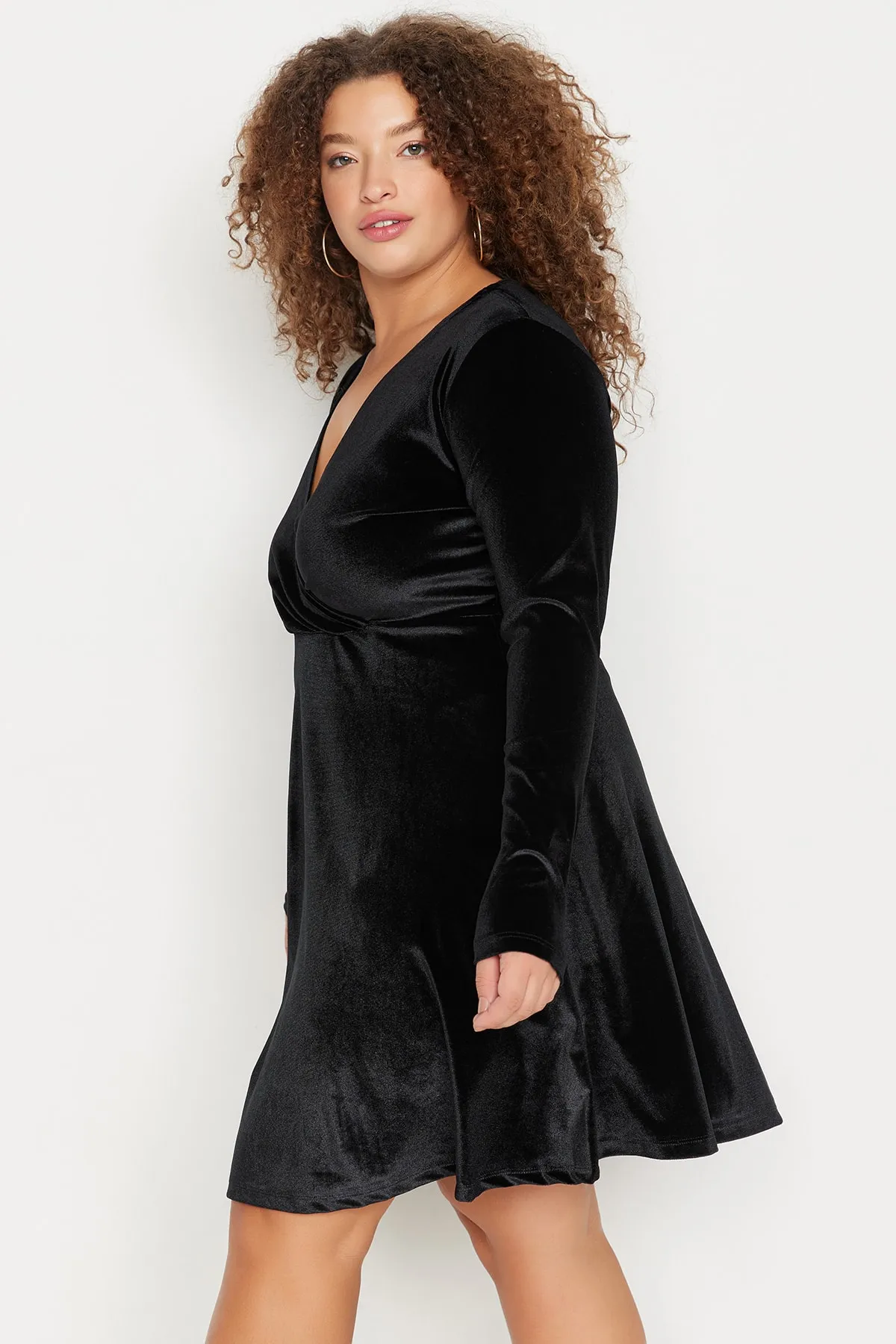 Trendyol Curve  Schwarzes Strickkleid aus Samt mit zweireihigem Kragen und Kragen TBBAW23AH00117