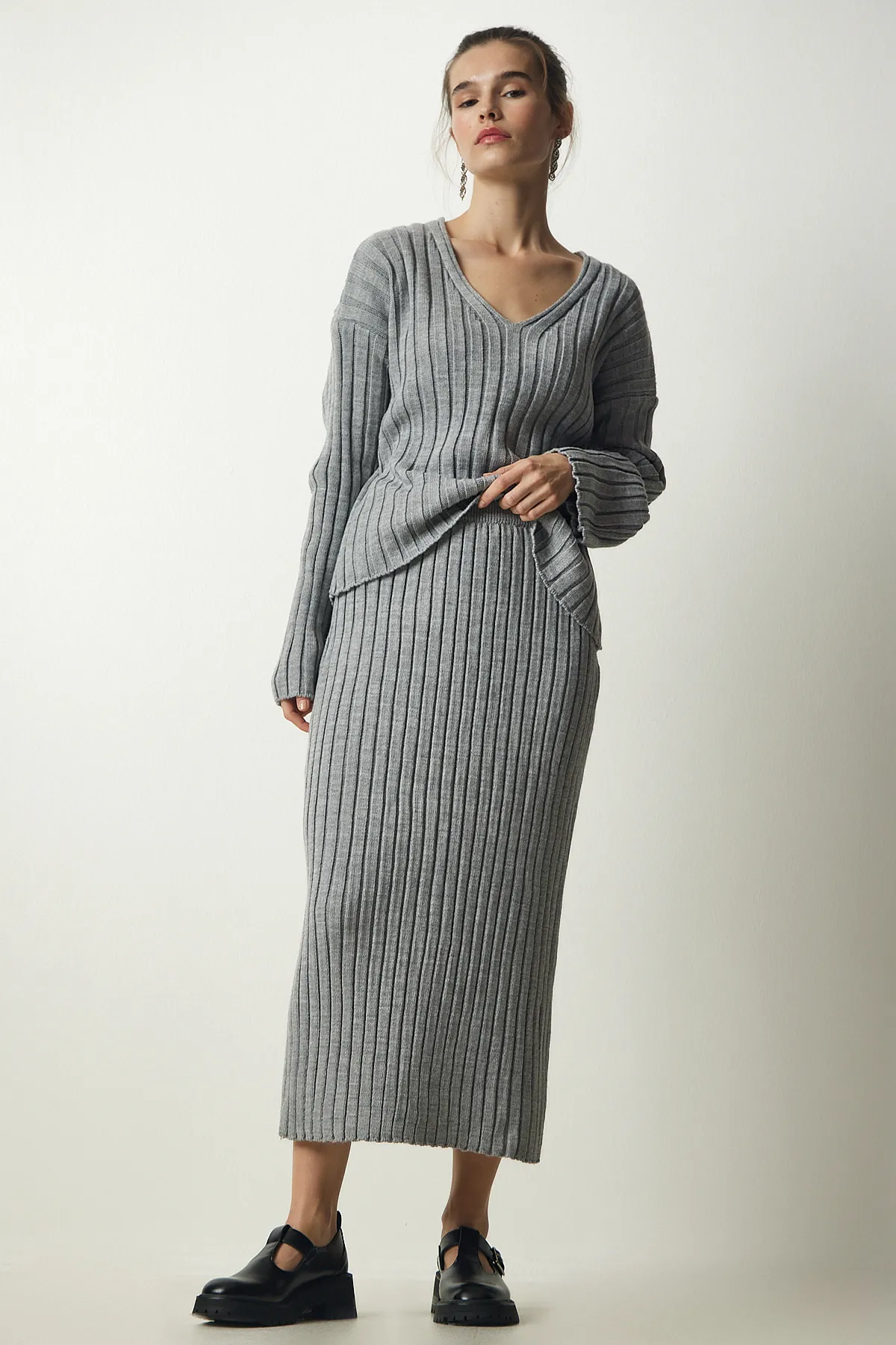 Happiness İstanbul  Graues Strickwaren-Set mit geripptem Pullover und Rock für Damen YY00188