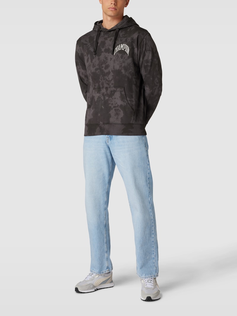 Hoodie im Batik-Look in schwarz