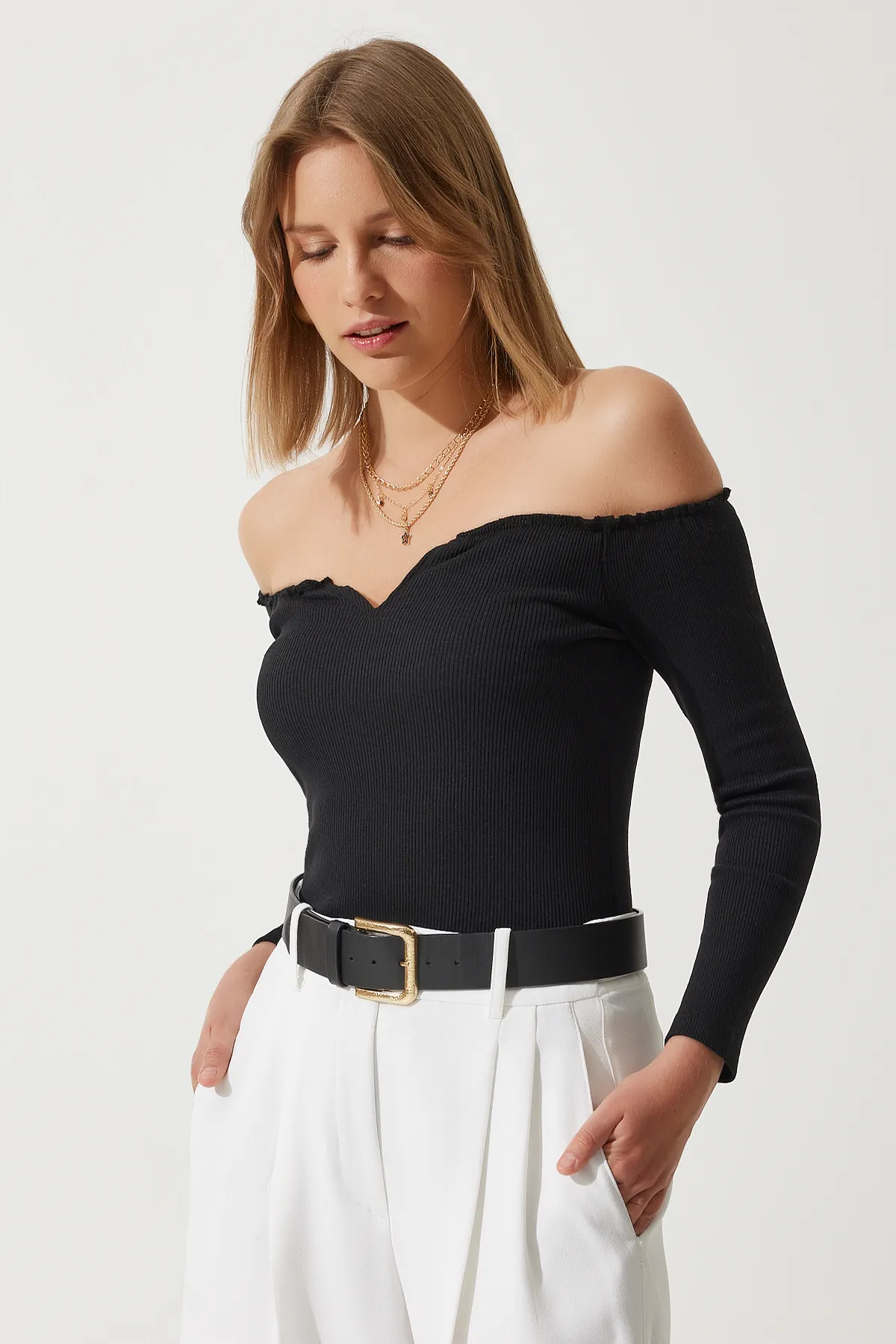 Happiness İstanbul  Schwarze, kurze Strickbluse mit gerafftem Kragen für Damen AH00105